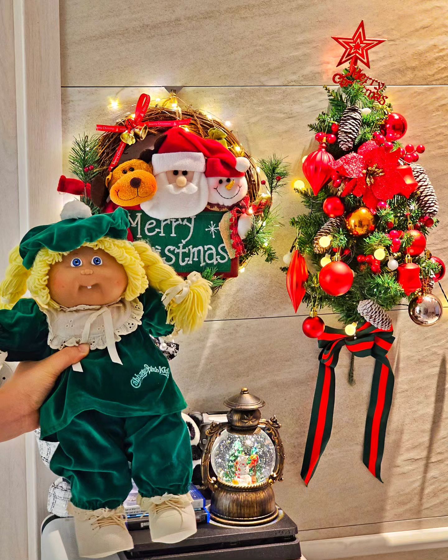 올해는 아트월을 꾸미고 싶다 했더니
남편이 몇 주 전에 꾸며줬는데 이뽀🎄🎅♥️

다니가 빠져서 어렵게 구매한 #양배추인형 이랑 찍으니
집에 크리스마스 분위기 나네잉💚❤️💚❤️

울 다인이 담 주가 벌써 초딩 졸업이라뉘🫢☺️
졸업식날 셋이 가는 첫 연말 콘서트 다인이도 좋아하고
남편 최애 가수라 한 달 전에 좋은 자리로 예매했는데
기대된다아~~🙌 #메리크리스마스 #해피크리스마스