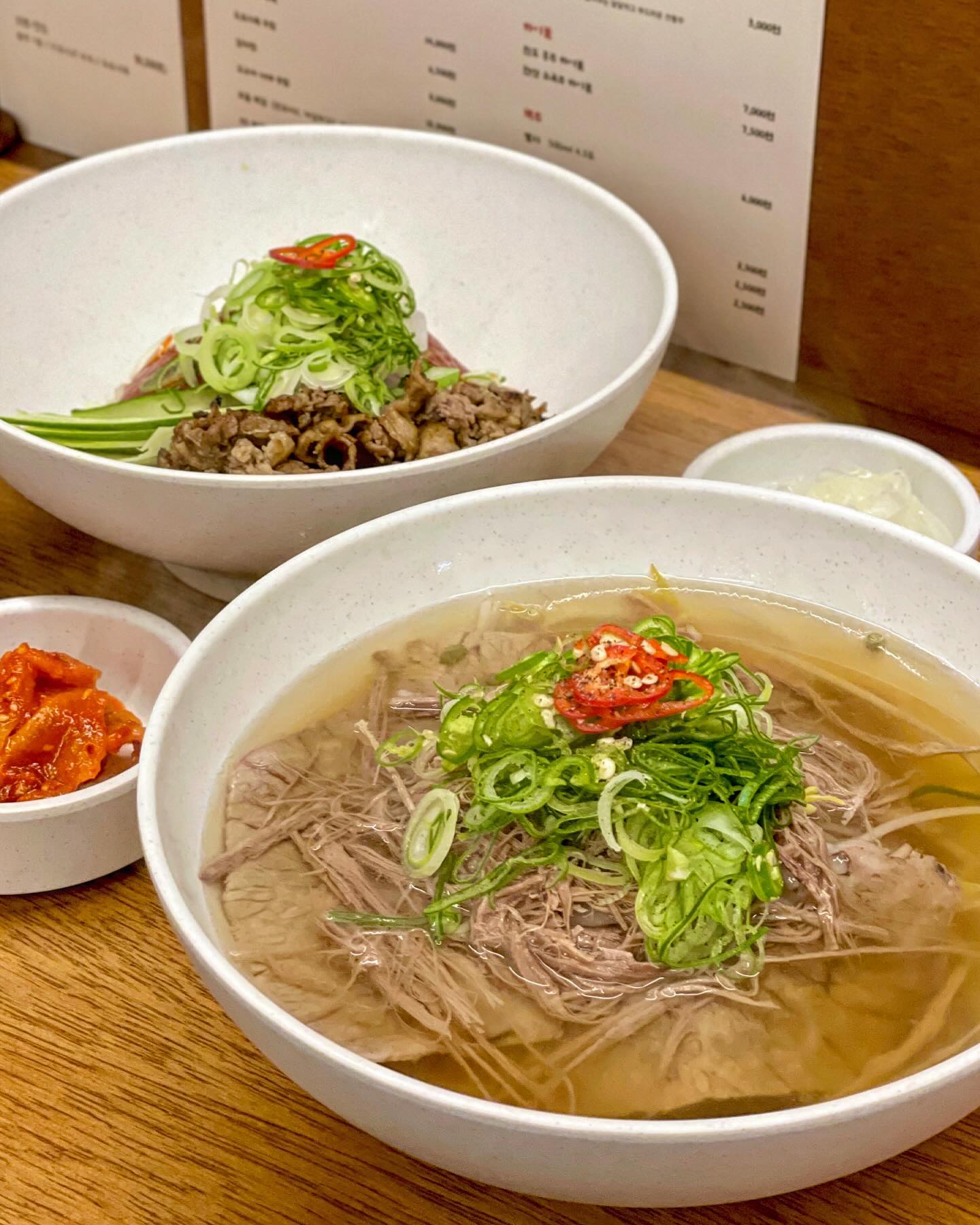 #협찬 #옥자성수
📍서울 성동구 연무장15길 11 C동 2층 C202호

한국식 쌀국수 맛집 ❛옥자 성수❜

맑은 국물에 부드러운 고기가 들어간 #차돌양지쌀국수
직화 우삼겹이 듬뿍 올라간 매콤새콤 #직화우삼겹비빔쌀국수
게살튀김, 짜조, 멘보샤를 모두 먹을 수 있는 #1인튀김

향신료를 사용하지 않아 육수 맛이 깔끔하고, 국수 또는 국밥으로 선택할 수 있어서 단골이 많다고 해요👍

곁들임 메뉴가 있어서 저녁에 술 한잔하면 딱이겠더라고요😆

매장이 넓어서 가족 모임이나 단체 회식하기도 좋아요~!

남녀노소 호불호 없이 즐길 수 있는 #옥자 추천드려요💛

#성수동쌀국수 #한국식쌀국수 #성수맛집 #성수동맛집 #성수점심 #뚝섬맛집