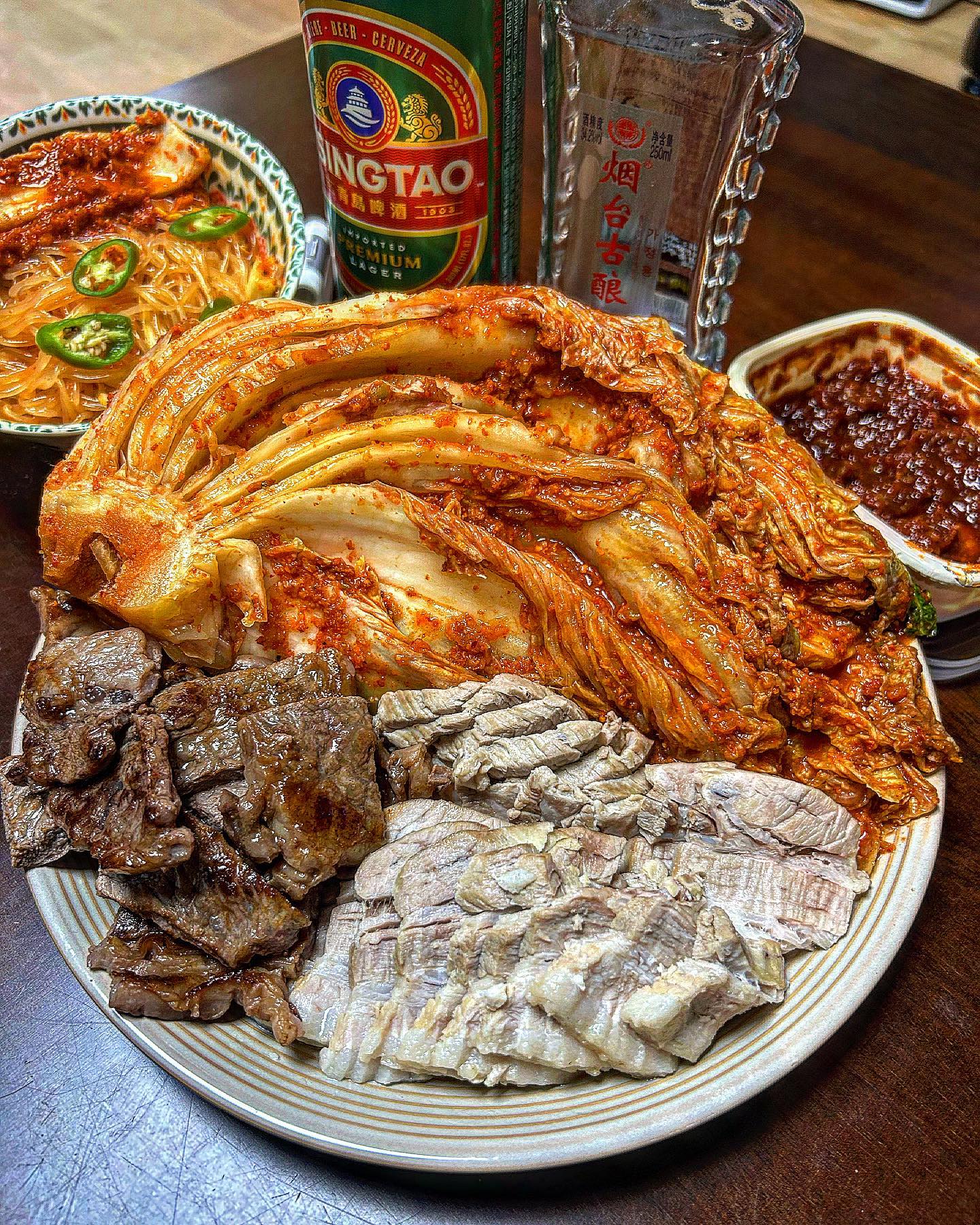 고기 먹을땐 매운김치 #맵따구불김치🔥🔥🔥
 
맛나게 구운 소고기에 또 수육에 필요한건 김치⭐️맵기만 한 김치가 아니라 감칠맛있는 매운김치랑 먹으면 이거 또 밥, 고기도둑 이거든용?.? 

구워 먹으면 감칠맛은 업인데 덜 매워져서 매운거 좋아하는데 못드시는 울 엄마한테 좋고 생으로 먹으면 또 매운거 좋아하는 나한테 좋고>_<  고기랑 먹다가 또 탄수화물 땡겨서 챔기름, 김치 양념이랑 면 섞어서 먹는데 얼마나 맛있는지>_< 맵부심, 매운거 좋아하시는 분덜 맵따구 김치 드시는 분들 이 조합 추천드립니당 

🧷맵따구 자사몰에서 구입하시면 할인 쿠폰부터 다양한 혜택이 많아요 쳌!!! 

#매운김치 #맵따구불김치 #맵따구김치 #맵따구배추불김치 #매운배추김치 #실비김치 #