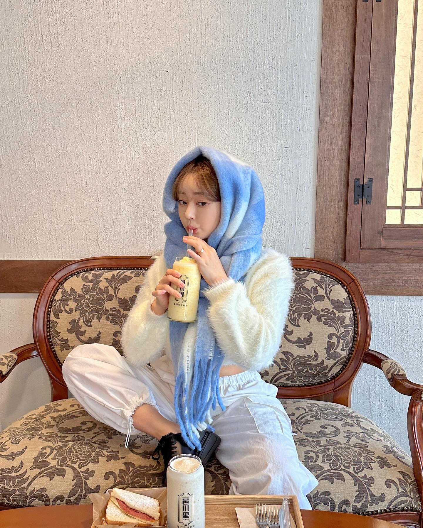 아가랑 행복한 나들이 😚
지극히 나만 신남 ◡̈ 
(3번 오랑우탄 아님..)

🏷 여수 읍천리382 eupcheonri_yeocheon 

#여수 #여수카페 #디저트카페 #읍천리382 #아기랑갈만한곳 #여수애견동반#머플러 #겨울코디
