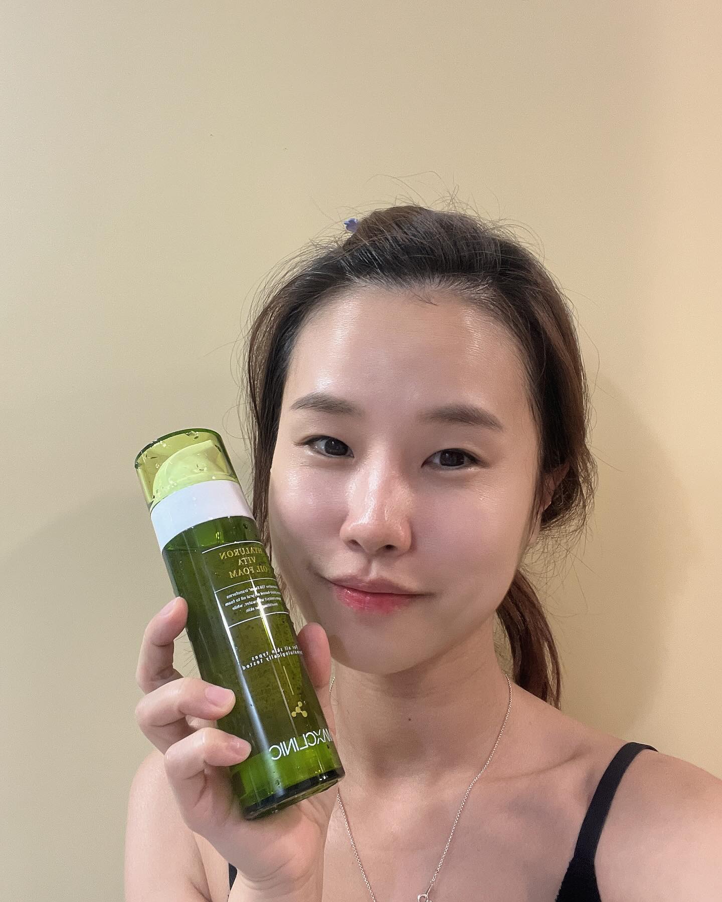 #협찬 

맥스클리닉 히알루론 비타 오일폼 
클렌징은 엄청 중요하게 생각하는 1인입니다 
진한화장, 데일리 화장 둘다하는편인데 

어떤 화장에서도 깔끔하게 지워지는 클렌징폼을 선호해요

그런 의미에서 맥스클리닉 비타 오일폼은 
이두가지를 모두 만족시켜주는 제품이었어요, 

오일제형이지만 물과 만나면 폼제형으로 바뀌고 
수분감도 좋으면서 클렌징도 엄청 깔끔하게 된답니다 ~ 

2중세안을 따로 하지 않아도 하나의 제품으로 
2중세안 효과를 볼수있고, 히알루론산과 비타민 C가만나 산뜻하고 
촉촉한 케어가 가능합니다, 

데일리화장엔 1~2회펌핑 진한메이크업엔 4~5회 펌핑하는걸 
추천드려요 ^^ 

maxclinic
 #맥스클리닉 #히알루론비타오일폼 #블랙헤드제거 #딥클렌징 #수분클렌저