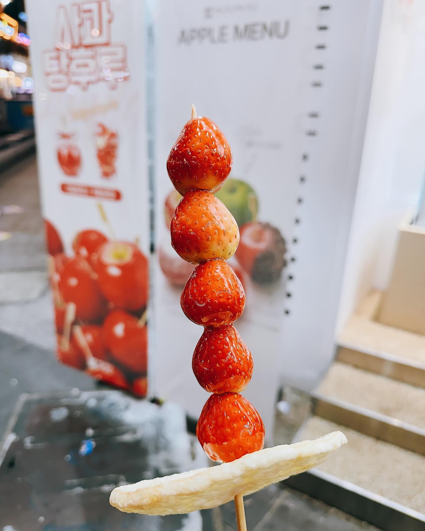요새 탕후루 인기 좀 식었나요??🥹

부산 서면에 위치한 후루후루 입니다❤️❤️

다들 왕가왕가 하길래 저도 왕가 탕후루 한번 

먹어보고싶었는데❤️

눈에 딱 들어온 탕후루🤩🤩 후루후루

전 처음 봐서 다른 탕후루 한번 먹어볼까❤️ 했는데

여기 너무 달지도 않고 딱 좋아요!!😘😘

이거 밑에 뻥튀기 꼿아주시는거 센스 넘치지 않나요🥰

뻥튀기먹는 재미도 무시 못하구요❤️

혹시 근처 가시면~~

디저트 한입 하구 가셔요🥰🥰

🌟주소 : 부산 부산진구 중앙대로680번가길 25

#갓생푸드_부산

#서면 #탕후루 #디저트 #탕후루맛집 #뻥튀기센스 #후루후루서면점 #존맛탱😋💕