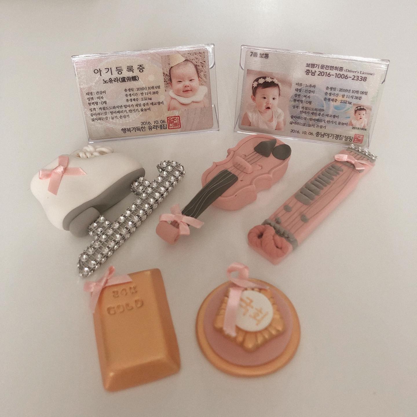 #유라그램#추억소환#돌잔치준비#돌잡이소품
_
저 이번주 내내 집을 치우는 중이거등요??
그러다가 유라 돌잔치 때 썼던
#돌잡이용품 들을 찾아냈어요 댑악🙊
유라가 요즘 부쩍 본인 어릴 때를
궁금해하고 직접 보고 싶어해서
버리지 않고 가지고 있는 것들은
꼭 보여주고 설명해주곤 하는데요
오늘도 둘이 한참 얘기할 거 같아요😄
_
유라가 애기 때 입던 배냇저고리나
손싸개, 발싸개는 물론 이불이나 베개도
고대로 다 가지고 있어요
유라가 애기 때 입었던 옷들과 신발들도요
ㅋㅋㅋㅋㅋㅋㅋㅋㅋㅋㅋㅋㅋㅋ
덕분에 드레스룸은 짐이 많아요....
오늘두 그냥 버리자하고 꺼냈다가
차마 또 버리지 못하고 정리해서
꾹꾹 담았네요... 너무 작아서 소듕해🫶🏻
_
유라는 돌잡이 때 무엇을 잡았게요~?
또 우래기들은 무엇을 집었나요?