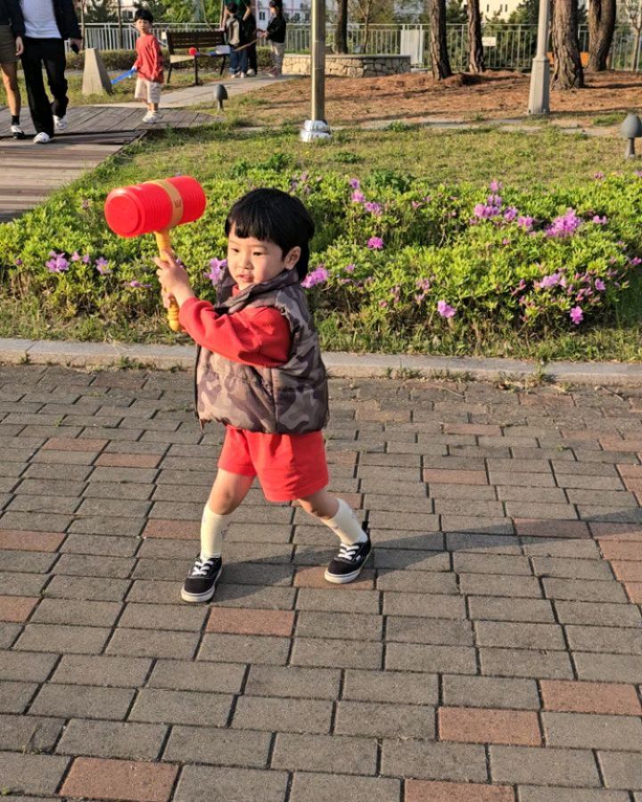 리철이가 기다리고 기다렸던 한글용사 아이야 뮤지컬 끝

공원에서 뛰어놀다가  주차장 입구를 헤메가지고
제일 마지막에 나왔는데

운좋게 퇴근하는 아이야 용사들과 꺼꾸리 훈민이를 만났다
ㅋㅋㅋㅋㅋ

아용사를 제일 좋아하는 리철이 
다행히 퇴근 늦은 아 용사를 만나서 악수하고
ㅋㅋㅋㅋㅋ

멤버들의 초상권을 위해 아쉽지만 사진은 패스

집에 가는길
아까 그 삼촌 아용사 아니야
빨간옷도 안입고 뿅망치도 없잖아

너의 순수한 동심을 지켜줄게♡

#쥐띠맘 #쥐띠아기 #쥐띠아들 #쥐띠맘소통 #쥐띠스타그램 #육아스타그램 #육아맞팔 #육아기록 #아기스타그램 #아들맘 #아들바보 #아들스타그램 #아들바라기 #아들성장일기 #키즈모델 #앙네뜨매거진 #서로엔터테인먼트 #어린이모델 #kidsmodel #kids #아기모델 #협찬DM
#선팔 #맞팔 #워킹맘 #소통해요 #5살 #한글용사아이야 #한글용사아이야뮤지컬