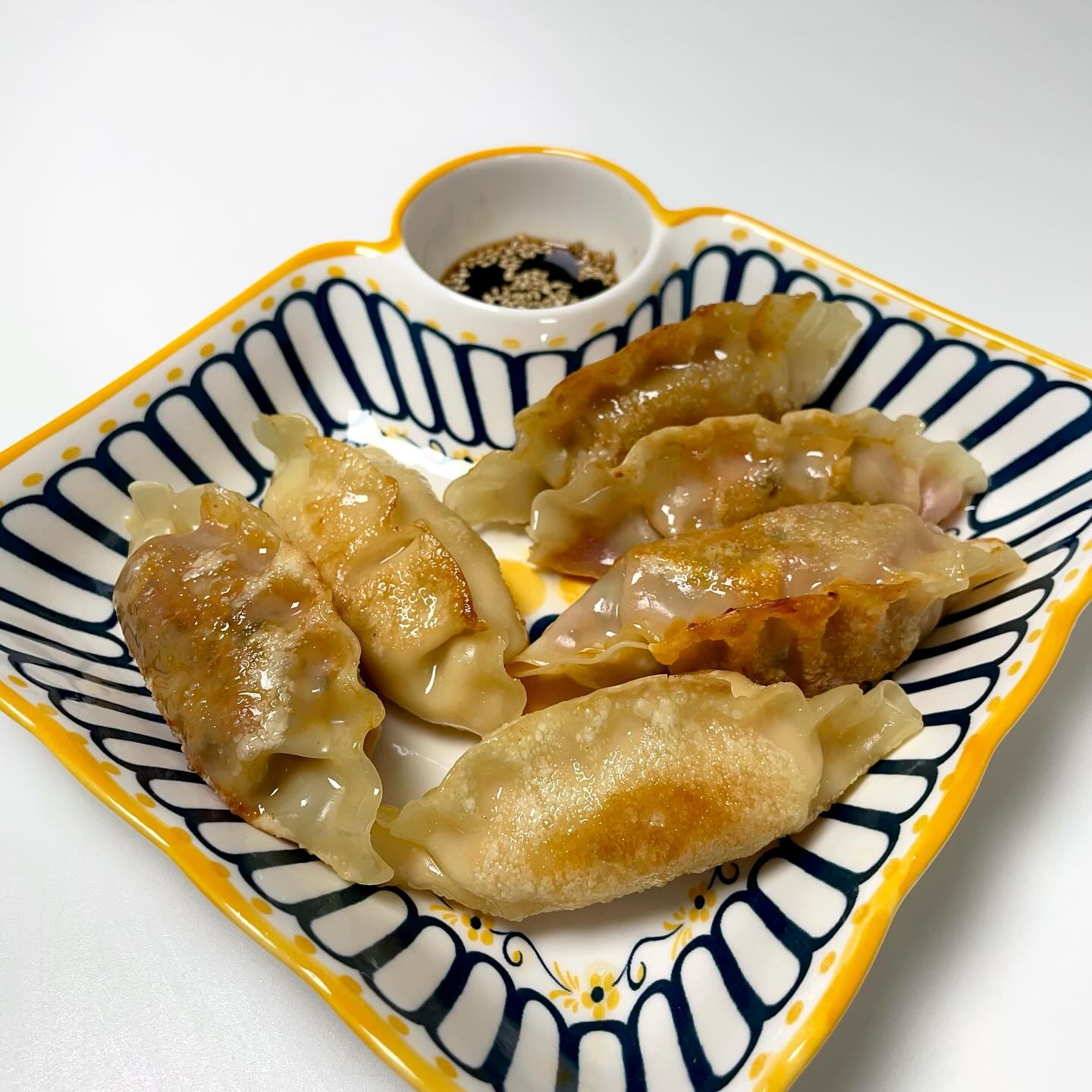 #협찬 #호만두 🥟

새로운 맛의 만두 도전~~~😋

🥟명란왕교자
명란이 콕콕! 짭조름한 감칠맛, 명란 마요의 고소한 풍미를 느낄 수 있어요~!
은은한 가쓰오 풍미를 더한 고소하고 짭조름한 명란 마요 맛!
톡톡 터지는 명란, 국내산 돼지고기의 육즙과 아삭한 양배추 식감의 조화가 좋아요😋

🥟마라왕교자🌶️
얼얼한 마라탕의 풍미를 만두 속에 그대로 담았고 은근 매워요!🌶️
먹을 수록 화끈하게 올라오는 매콤한 마라탕의 풍미!
그래도 겉 만두피가 있어서 매운 맛이 중화가 잘 돼요 ㅋㅋ
국내산 돼지고기의 육즙과 아삭한 양파, 양배추 식감의 조화😋

🥟짬뽕왕교자
매콤하고 진한 짬뽕 육즙과 돼지고기&오징어의 풍성한 식감을 즐길 수 있어요~
깊은 짬뽕 육즙 풍미가 잘 느껴지네요!
10mm로 큼지막한 돼지고기와 쫄깃한 오징어로 풍성하게 채운 속

⭐️CU 앱에서 호만두 스탬프 이벤트가 진행되고 있어요!(~1/31까지)

⭐️CU에서 1+1 행사를 진행 중입니다. (~1/31까지)

#신세계푸드 #호텔컬렉션에센셜 #짬뽕왕교자 #짬뽕군만두 #명란왕교자 #명란군만두 #마라왕교자 #육즙만두 #만두맛집 #편의점신상 #씨유 #CU #CU편의점 #CU호만두 #만두추천 #혼술 #편의점음식 #셀러뷰
