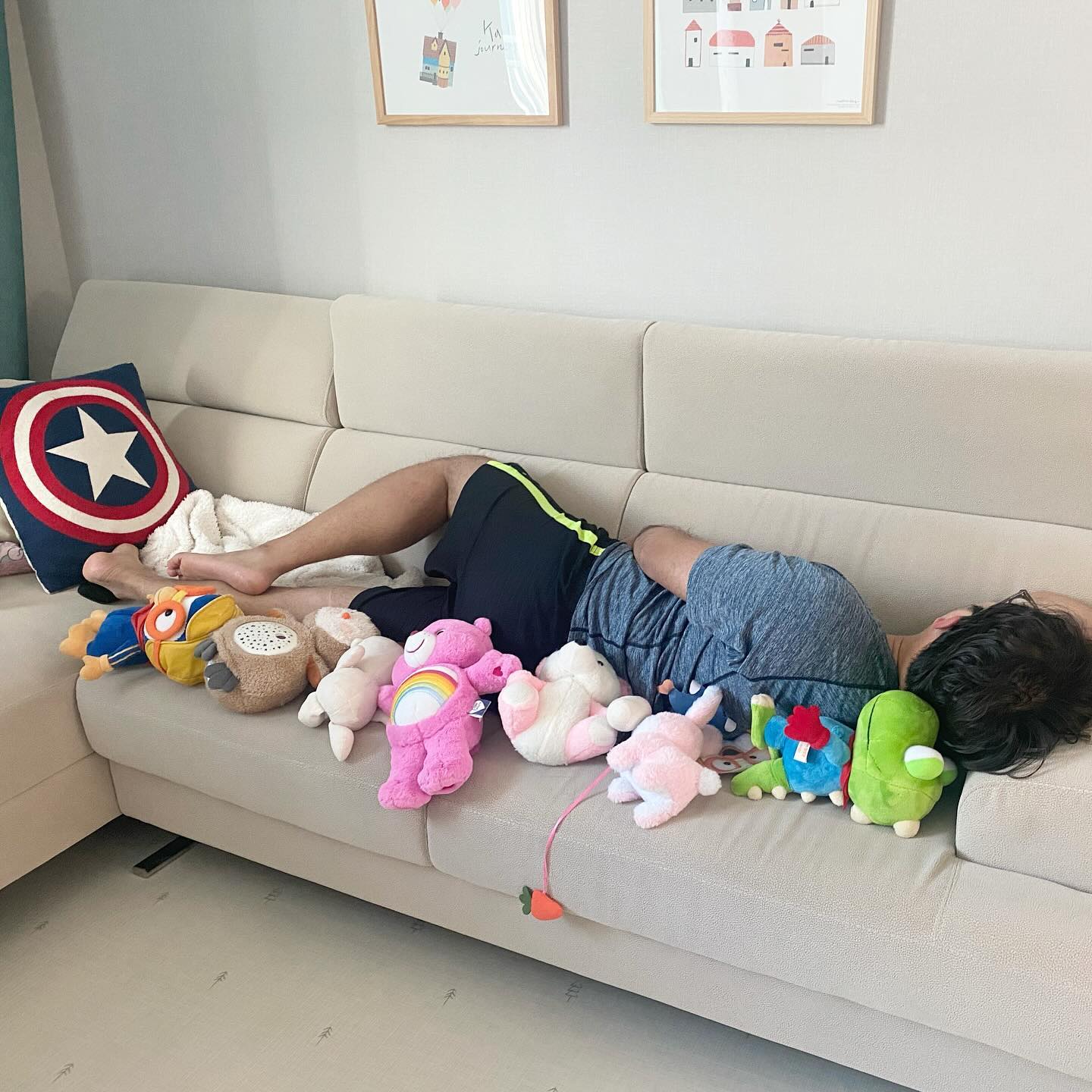#채아스타그램
자고 있는 아빠등에 채아씌 작품😊
근데 인형 너무 많다... 이거 다 같이 본인 침대에 두고 자야한대서 난감하다😅.
.
#인형부자 #29개월아기 #딸맘 #인형 #육아스타그램
