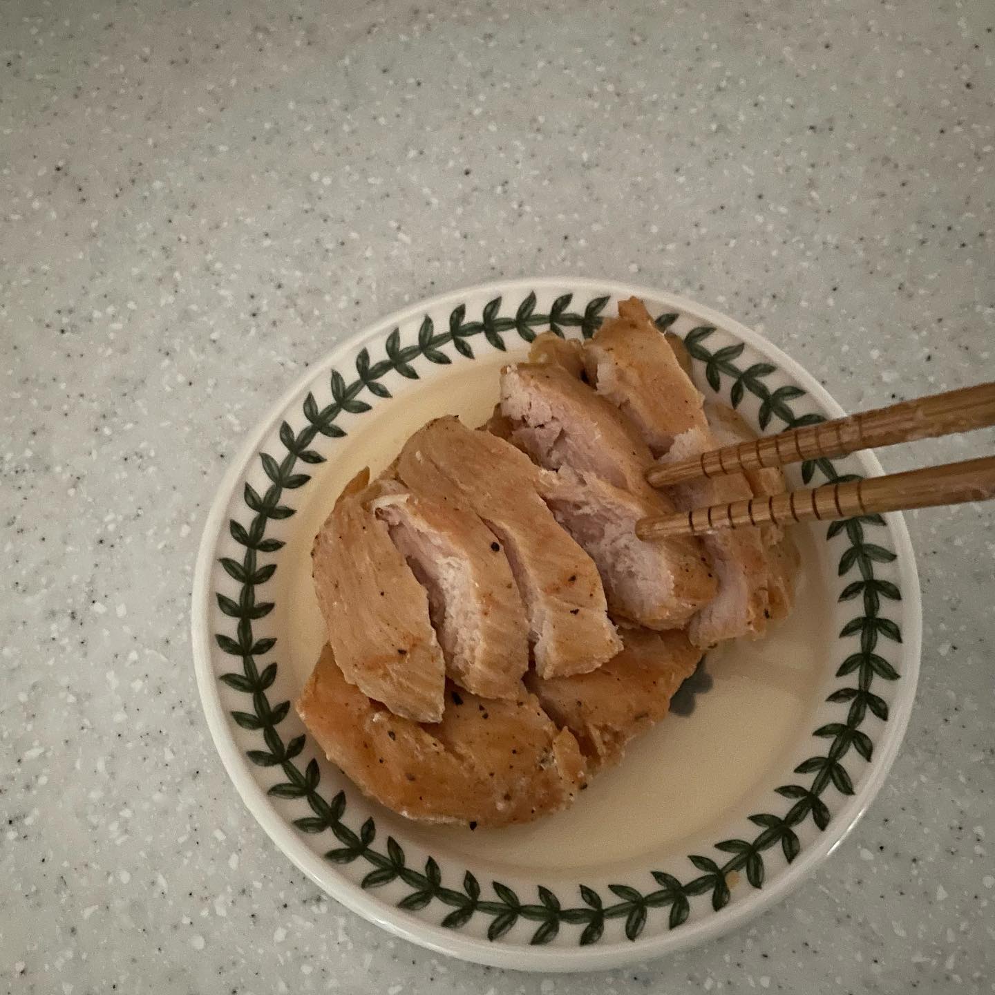 울님들 .. 불금인데 다들 뭐하시나요..!
저는 이사갈 집에 미리가서 청소하고
지쳐 쓰러져있어요 ..🫠

지금 살짝 후회(?) 되는게 사실 저는 사람이
못살정도가 아니면 그냥 OK 느낌인데

이번에 들어가는 곳은 뭔가 .. 도배도 
새로하고 했지만 오늘 격!!! 하게 계단실
 쪽에서 이상한(?) 꾸링내가 나더라구요..? 🥺😭

오래된 건물이라 그런가, 생각하긴 했는데
냄새에 예민한 저라서 그런지 되게 속상하더라구요..

비가와서 더 그런 냄새가 나나? 하고 위안삼곤 있지만
속상한 마음은 어쩔수 없네요 😭 돈 좀 더내고
좀더 깔끔한곳으로 갈걸 그랬나봐요 ..

아무튼 .. 내일 이사갑니댜 ✨
새로운 곳에서 잘 지내보자 ☺️