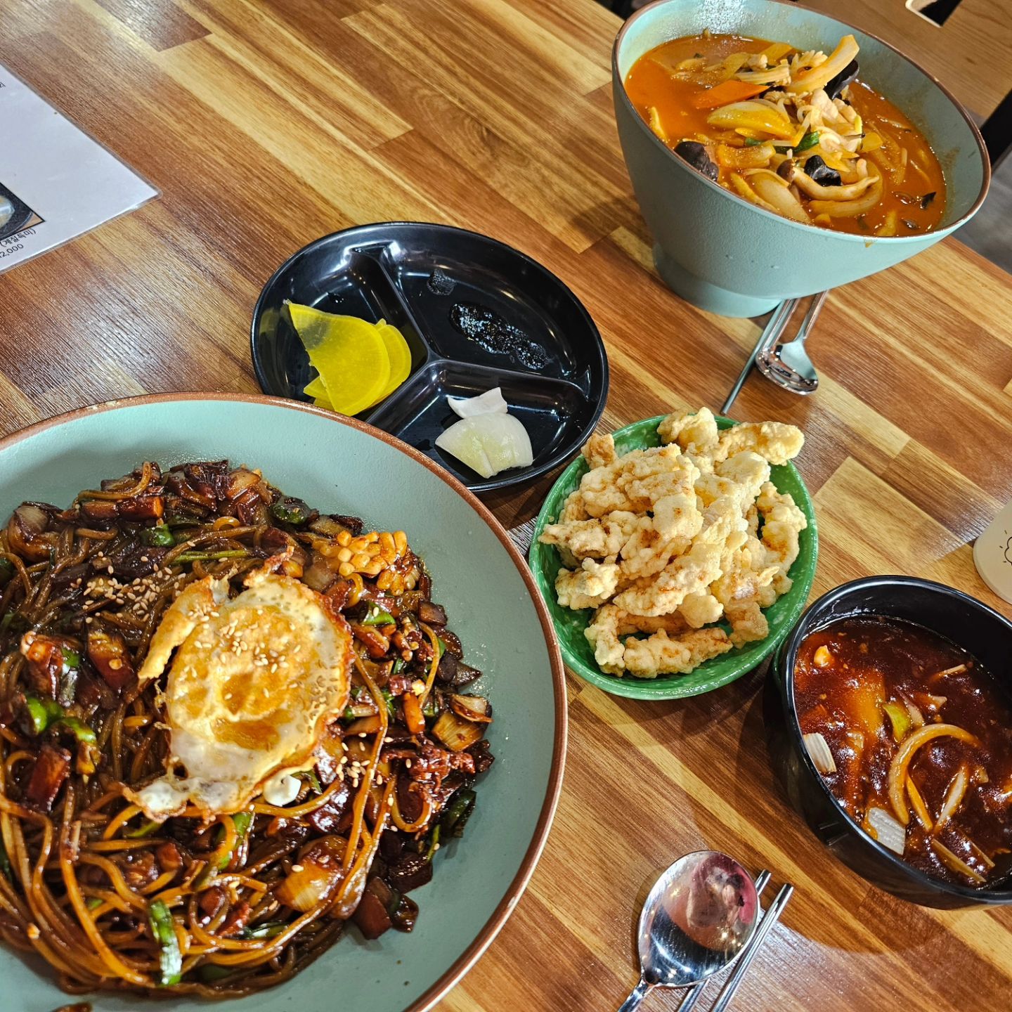울산에 유명한 중국집! 와 오빠 미친불짬뽕 시켰는데 간만에 진짜 맵당! 담에는 다른것도 먹으러 또와야징!
#신얼큰이짬뽕 #중식맛집 #삼산중식맛집 #삼산맛집