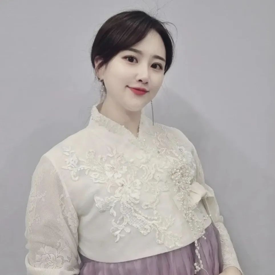 #광고  흔들리는 피부 코어를 바로잡고 탄력 케어에 효과적인 원료를 배합하여 복합적인 피부 고민을 해결하는데 도움을 주는 세럼인데 사용해보니 깊고 진한 보습감이 전해지며 피부에 빛나는 광을 선사해주는 진득하면서도 촉촉한 고농축 세럼이더라구요 주름 개선 기능성 화장품이라 믿고 사용 가능!! 
끈적이지 않고 향도 제 스타일에 제형이 바로 스며드는 탄력 강화 안티에이징에 보습력 와방 제품이라 간단하게 케어가능해서 진짜 강추! 매일 자기전 꼭꼭 관리해주고있어용 가성비 좋게 집에서 나이트케어 가능해서 넘 조아요 매일 사용 중 이랍니다 요녀석은 건조하고 약해진 피부에 집중적으로 보습을 공급하는 동시에 피부 장벽까지 탄탄하게 하는 보습 진정 수분 제픔이라 확실히 집에서 홈케어할때 너무 좋드라구요 ! K-센텔라 이게 특징인데 시카, 병풀추출물과 같은 말이에요! 퓨리토 원더 릴리프 세럼 언센티드의 경우 리뉴얼 되면서 기존보다 센텔라 성분을 강화하여 보다 더 즉각적인 진정 효과가 탁월하구 붉은기 개선에 효과적이며 특히 민감성 피부에게 추천드려요 ❤️ 무향이라 호불호 없이 만족하고 순한 세럼이면서도 끈적임 없이 스며드는 산뜻한 마무리감의 세럼❤

purito_official purito_korea

#퓨리토서울 #퓨리토 #퓨리토세럼 #세럼추천 #진정세럼 #피부진정 #피부진정화장품 #붉은기진정 #비건화장품 #친환경화장품