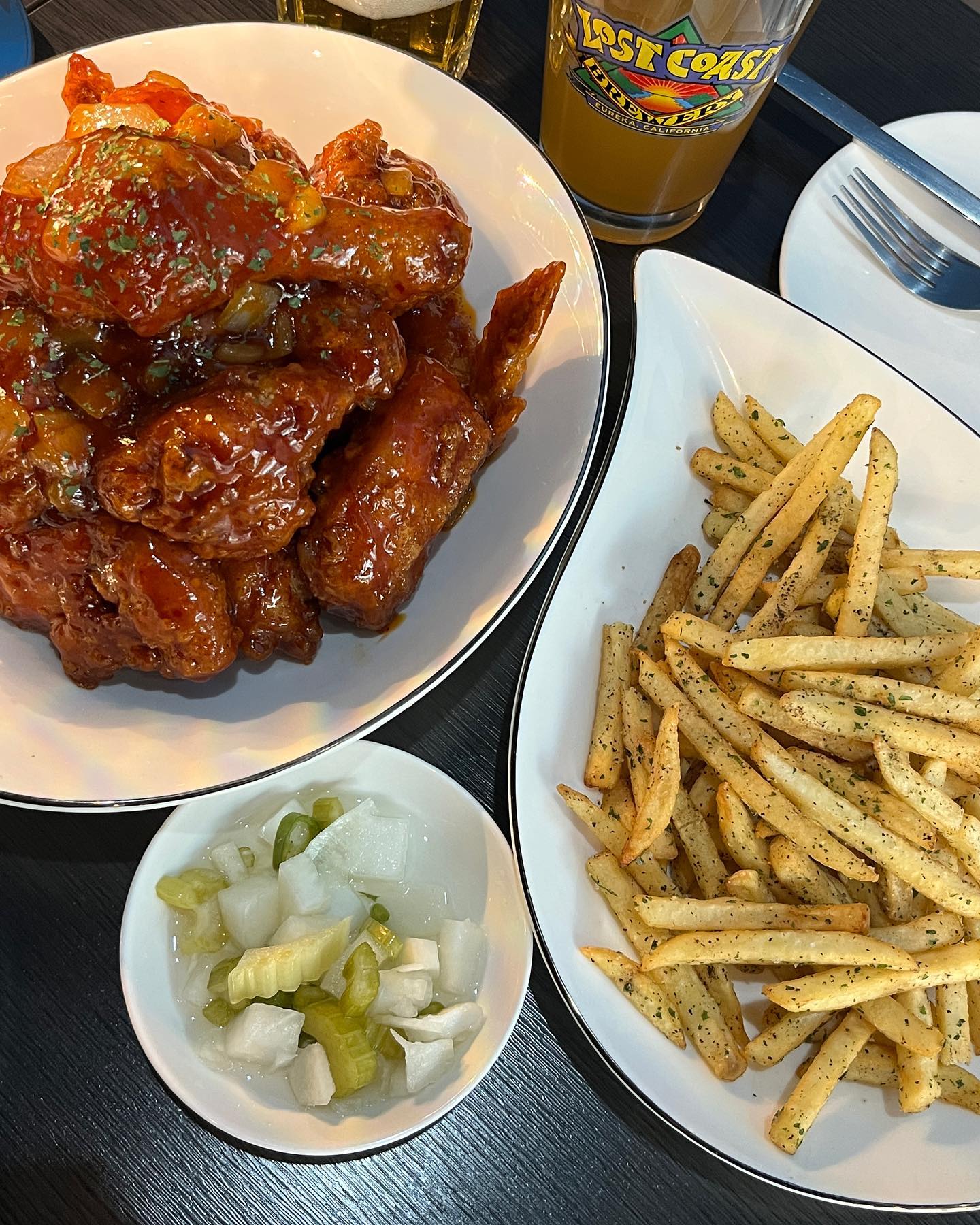 #협찬 🍺 원천맥주
💓 wonchunmacju
🕐 12:00 - 01:00

맥주를 사랑한다면 꼭 방문해야할 광교 맛집, 원천맥주 🍻

‼️ Event 참여방법‼️
☝️원천맥주 계정(wonchunmacju) 팔로우 후 ✌️잇팅다미 통해서 맞팔했다고 사장님께 DM을 보내시면, 안주 만원💸 쿠폰을 쏴주신대요 ! 꼭 참여하셔서 원천맥주 맛난 안주 저렴하게 드셔보세용

15개의 하이엔드 수제맥주를 한꺼번에 맛볼 수 있는 흔치 않은 곳, 원천맥주에 다녀왔어용. 맥주 찐러버 엄마가 인정한 맥주 맛집 🤙🏻 사장님께서 각 맥주 별 맛과 특징은 물론, 맥주에 담긴 이야기까지 풀어주셔서 전세계 각지의 수제맥주에 대해 잘 알 수 있어 좋았어요. 이렇게나 맥주에 진심인 사장님께서 픽하신 맥주 맛은 말해뭐해 ❣️

🏷 수제양념치킨 24.0
🏷 트러플 감자튀김 10.0

안주로는 치킨과 감자튀김을 주문했는데요. 여기 치킨 진짜 미쳤어요..! 태어나서 먹은 치킨 중에 탑5 안에 들어요. 진짜 진심 사심없이. 닭고기가 정말 너무 촉촉하고 윤기가 좔좔 .. 광교 치킨 맛집은 단연코 원천맥주라고 자신있게 추천드립니당. 광교 + 치맥 = 원천맥주 😋 서비스도 푸짐히 주셔서 정말 배부르고 행복한 한끼였네요. 내돈내산 자주 방문하게 될 찐맛집 !

📍 수원시 영통구 광교호수공원로 20, 더샵광교레이크시티 B1
☎ 0507-1368-0291
📌 주차/예약 가능
📌 포장/배달 가능
📌 단체 대관 가능

#광교맛집 #광교술집 #광교맥주 #광교치맥 #맥주맛집 #치킨맛집 #치맥맛집