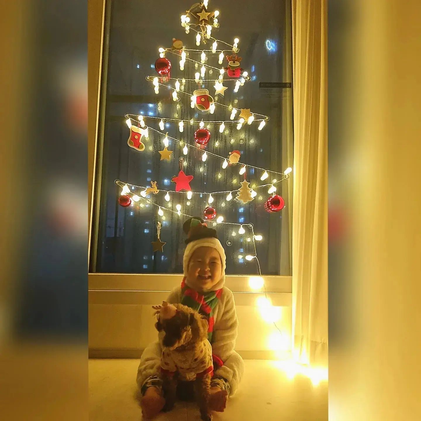 #떠아의일기 #27개월 #미리크리스마스 #🎄 
3년째 같이 겨울을 맞이하는 떠아와,
10년째 같이 겨울을 맞이하는 푸댕이와,
11년째 같이 겨울을 맞이하는 욱이랑.

이때쯤이면 눈이 펑펑 내리고도 쌓였을 시기인데..
"올 겨울은 유난히 따뜻하다"라는 말을 듣고,

극 F 🙎🏻‍♂️ : 서아랑 보내는 날이 행복해서 따뜻한가보다~
극 T 👩🏻 : 작년 겨울이랑 온도차 너무 심한데? 지구 온난화 🐕심각...

근데 올 겨울은 유난히 따뜻하긴 하다. 날씨도 마음도!
.
.
.
#27개월아기 #27개월딸 #딸스타그램 #딸바보 #딸랑구 #딸 #딸자랑 #딸램이 #daughter #흰소띠 #흰소띠아기 #흰소띠딸 #흰소띠맘  #육아 #육아일상 #육아스타그램 #육아일기 #육아맘 #육아그램 #영종도 #영종도맘 #크리스마스 #christmas #xmas