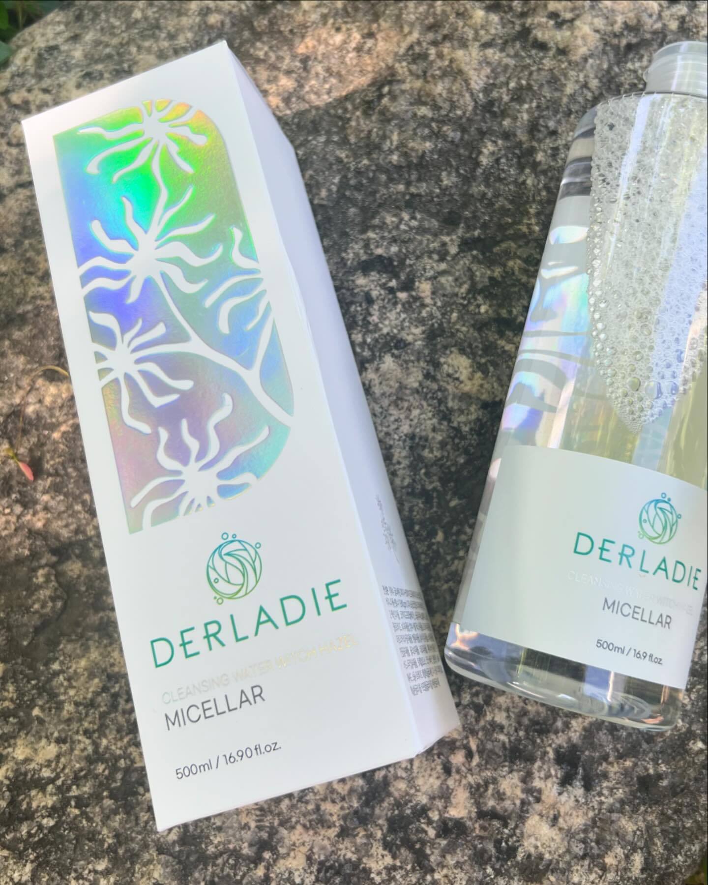 #협찬 #클렌징워터 #클렌징오일 #폼클렌징 #클렌징폼 #더레이디 #derladie #스킨케어 #홈케어 #각질제거 #약산성 #모공관리 #클렌징폼추천 #클렌저 #건성피부 #세안 #세안제 #지성피부 #클렌징워터사용법 #클렌징워터추천 #클렌징워터세안

순한 위치하젤 클랜징워터에요 화장솜에 톡톡 묻혀서 닦아주면 끝!! #촉촉한데 잘 지워져
대용량이라 팡팡 써도 걱정이 안돼