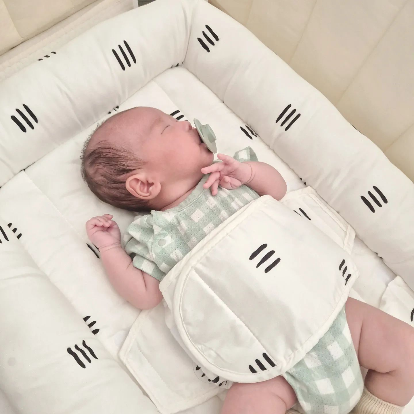 #제품제공 | 비주비노 아기침대👶🏻

속역류가 살짝 있는 베뿌
트름시키고 역방쿠에 오래두면
안좋다고 해서 걱정이었는데
그런걱정 안해도 되는 비주비노 아기침대!

10.5도 탈부착 가능한 소프트폼이 있어서
역방쿠로 쓰다가 침대로도 변신가능
아기가 잠들면 소프트폼만 빼주면돼서 편해요🫶🏻

탈부착가능한 스와들과 힙서포터까지
기능이 다양해서 좋아요
반으로 접으면 부피도 작아서
여행용으로도 딱입니다🩷

🌿thanks to bijoubino 

#비주비노 #아기침대 #역방쿠 #역류방지쿠션 #휴대용아기침대 
#출산선물 #출산준비 #육아필수템 #신생아침대
