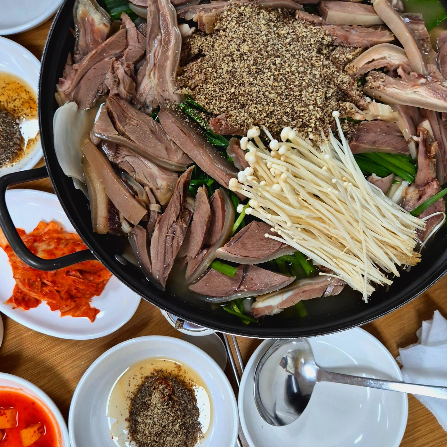 흑염소전골🥘

아 국물끓인것 까지 찍혔어야되는데 ㅜㅜ
소스가 진짜 킥✨️ 진짜 하린이랑 주호도 너무 잘먹는다...
ㅋㅋㅋㅋㅋㅋ

보양식  최고👍

#흑염소전골 #천호동 #보양식 #맛도리 #맛스타 #먹스타그램 #먹스타맞팔 #여름음식 #음식사진