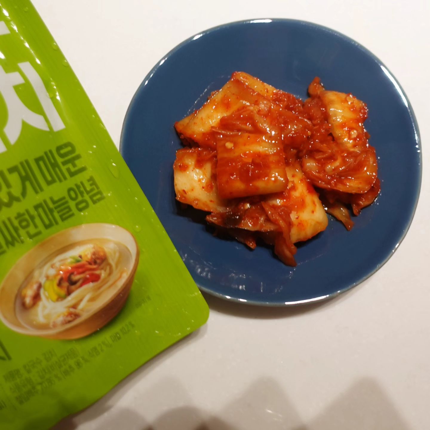 #제품협찬

알싸한 마늘과 고추씨로 만든 풀무원의 칼국수 김치,  너무 맛있어요! 🌶️❤️

❤️ 칼국수와의 완벽한 조화
추운 겨울에는 칼국수가 그립죠? 이 김치는 진한 국물의 칼국수나 수제비, 수육과 정말 잘 어울립니다. 집에서도 전문점에서 먹던 김치 맛을 즐길 수 있어서 감동이에요. 삼삼한 국물의 칼국수와 함께 먹으면 일품!

❤️ 마늘과 고추씨의 풍부한 양념
이 김치의 핵심은 마늘과 고추씨로 만든 풍부한 양념! 칼칼한 맛이 일품이에요. 마늘, 고춧가루, 홍고추가 조화롭게 어우러져 매콤한데도 고소하고 진한 맛이 느껴져요.

❤️ 한 입 크기로 먹기 좋게 썰어진 김치
아삭아삭한 크기로 썰어져 있어, 한 입 크기로 먹기 딱 좋아요. 편리하게 먹을 수 있어서 간식이나 밑반찬으로 딱입니다. 특히 칼국수와 함께 먹으면 최고!

❤️ 김장독 쿨링 시스템으로 신선한 맛 유지
김장독 쿨링 시스템을 활용해 김치의 아삭하고 신선한 맛을 오랫동안 유지하고 있어요. 신선한 식재료로 만든 맛깔스러운 김치를 집에서 즐길 수 있어서 너무 좋아요.

풀무원의 칼국수 김치 강추합니다! 🍜🥢

 #풀무원 #풀무원칼국수김치 #칼국수김치 #수제비김치 #풀무원김치 #마늘김치 #맛김치 #아삭김치 #칼국수 #수제비 #수육 #김치추천 #김치레시피 #김치맛집 #해물칼국수 #칼김 #수육김치