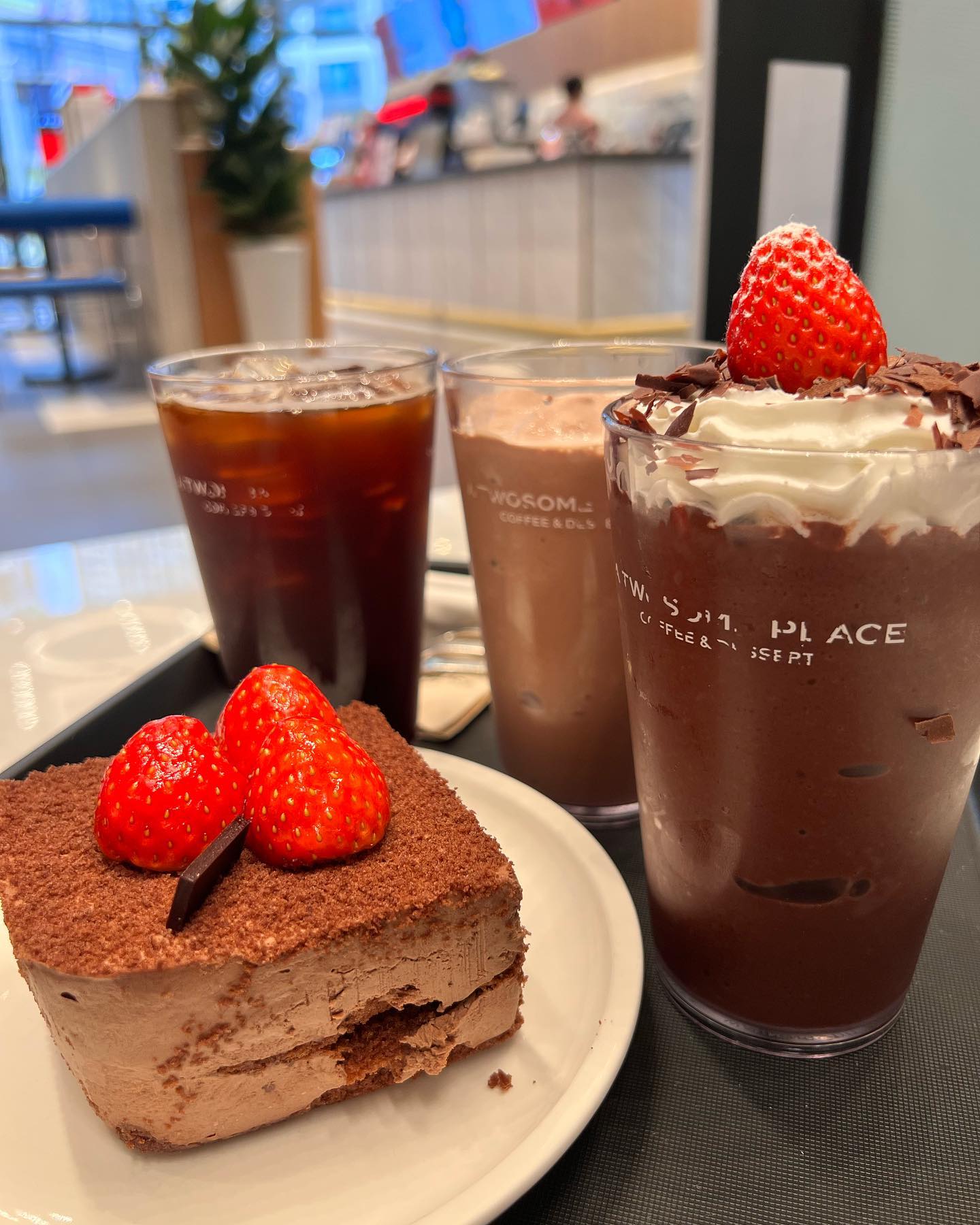 ☕️
#투썸플레이스
  여기 쫌 괜찮네 ✨ 종종 와야겠음
#장성동투썸 에서 딸기초코케이크
  먹고 음료 먹으며 재혀니 재롱보기🥰

요렇게 쪼매한 아기는 오랜만에 안아봄🔆