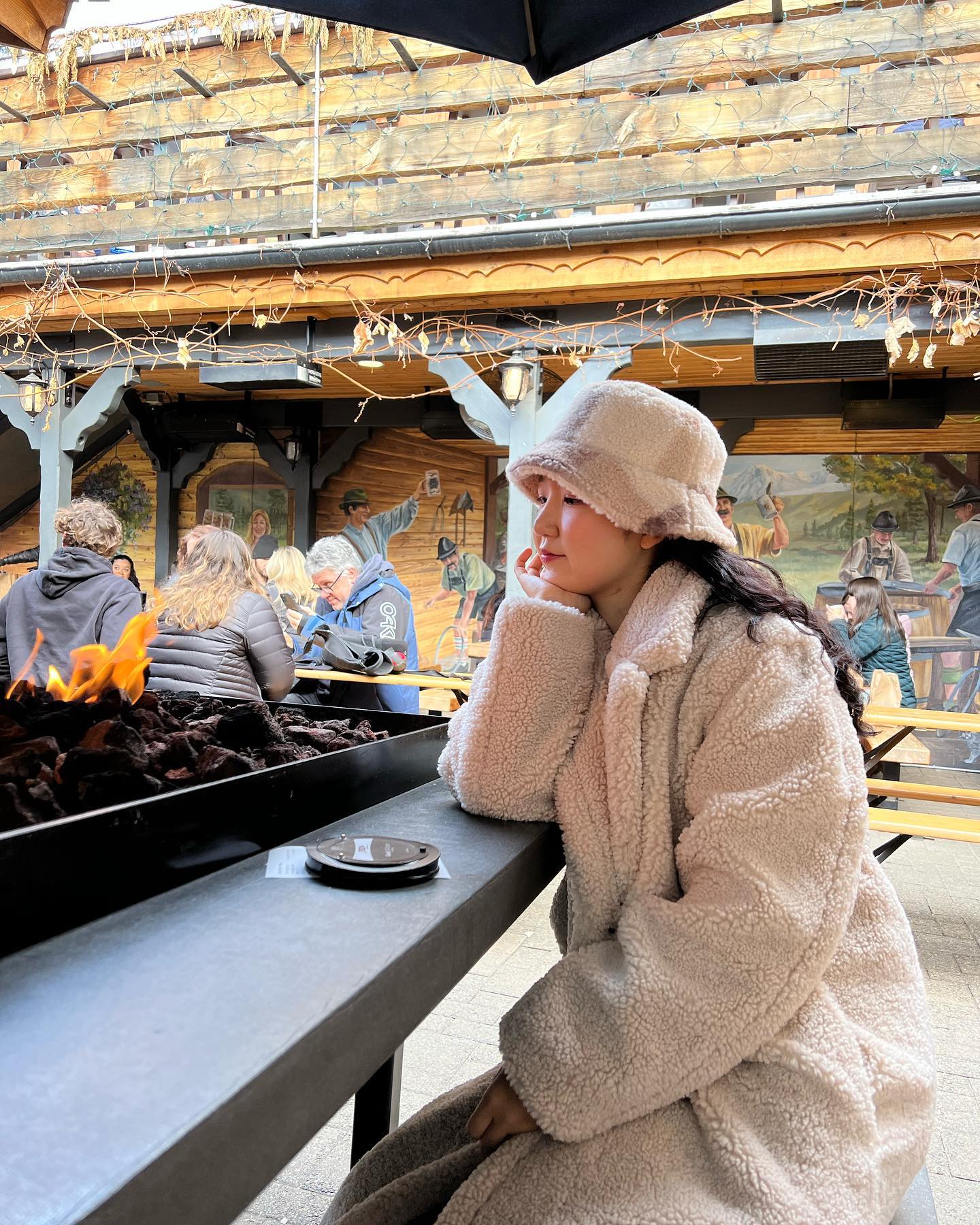 워싱턴 겨울 풍경은 진짜👍
시애틀에서 차타고 2시간 반정도 가면 나오는 leavenworth❄️
워싱턴 속 독일마을이라고 생각하면 됩니다😊
특히 겨울이 예뻐서 겨울 여행지로 추천!
눈이 엄청 많이 내렸는데 그래서 더 예뻤던 곳❤️

I have been to Leavenworth last winter. Washington's winter scenery is amazing.
You could arrive just a 2.5-hour drive from Seattle, is like a small German village. It's especially beautiful in winter, making it a recommended travel spot. 

#leavenworth #washington #미국여행 #시애틀여행