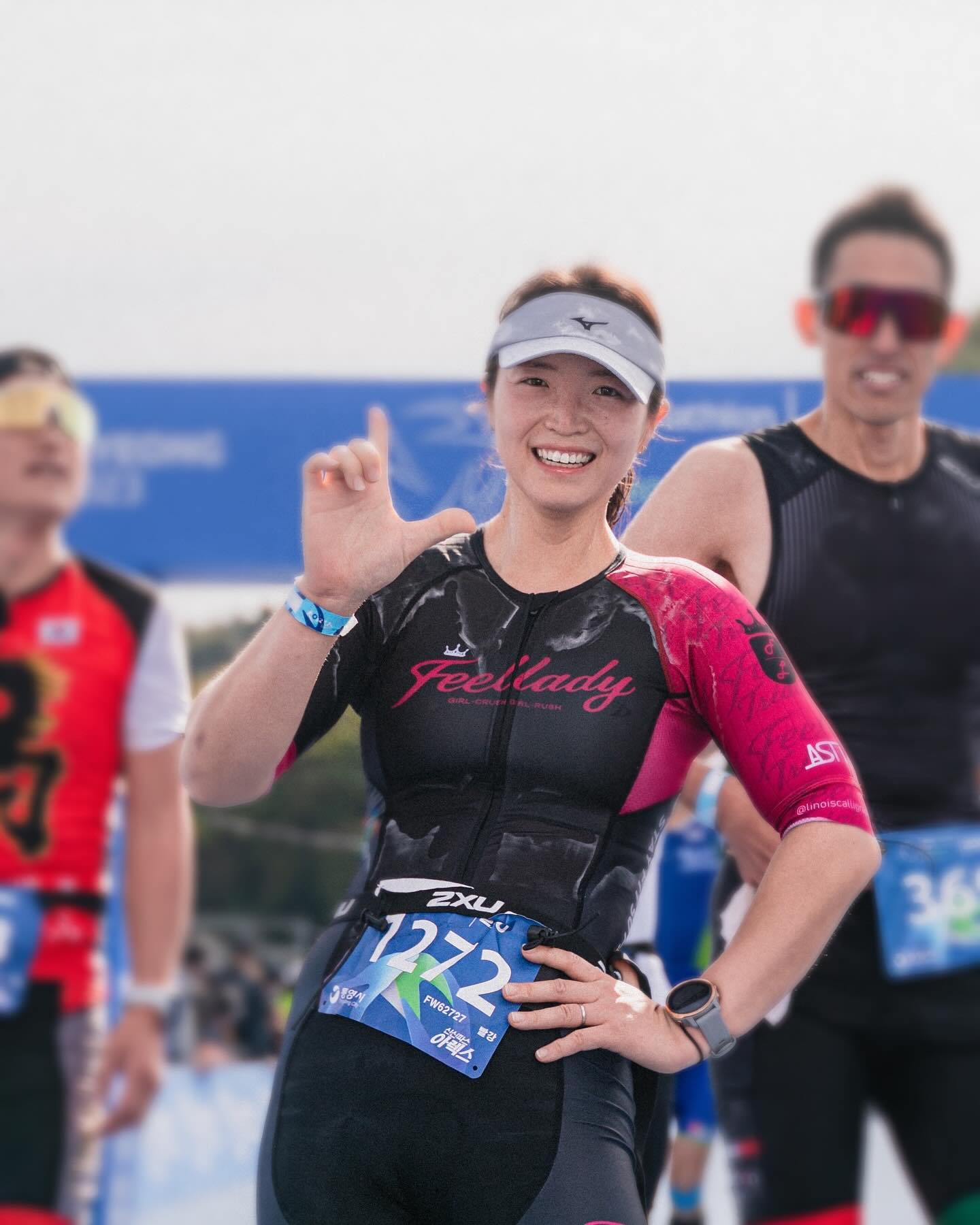 🏊🏻‍♀️🏃🏻‍♀️🚴🏻‍♀️
#2023통영철인3종대회 #완주후기 

🏊🏻‍♀️ #수영 1.5km 34:33 
사전수영, 웜업수영 다 참석! 
바깥 기온은 꽤 추웠는데, 통영 바닷 속은 시원했다💙 
놀러온 기분🏝️ 바다 수영 너무 좋아✨
이번 통영은 기록별 수모를 나눠주어 5명씩 롤링 스타트, 
난 빨간색 수모를 지정받아 비교적 앞쪽에서 출발할 수 있었다. 
작년과 달리 수영 코스도 조금 변경되었는데, 
대회측에서 코스를 잘라먹지(?)않게 코너가 좀 많았다. 
그래서인지 코너를 돌때마다 역대급 몸싸움🤯 
지금껏 몸싸움으로 멘탈털린적은 없었는데 유난히 치였네😳 
옆쪽으로 비켜서 평영하길 몇차례 
끝까지 템포있게 리듬을 못잡은 것 같아 아쉽다!
수영 끝날때쯤에는 물에서 나가기 싫다~ 자전거타기 싫다~ 라는 생각 뿐
나오자마자 시계를보니 34분! 오 일단 개인 최고기록이라 만족! 

📍바꿈터 T1 03:55 
수영나오자마자 cp에서 나눠주는 생수로 짠물을 헹구고 
얼굴이랑 머리에도 물뿌려주고 수트를 벗는데 발이 너무 걸리네
수트벗는것도 연습이 필요하다! 헬멧 턱끈하고 고글 잘 쓰고, 
안먹히는 에너지젤도 꾸역꾸역 한입하고 호다닥 자전거타러 
릴레이존에 대기하고 있는 필레이디도 화이팅!! 

🚴🏻‍♀️ #사이클 37.5Km 01:19:46
초반 업힐에 힘을 좀 써봤는데, 허벅지가 무겁다. 
작년 릴레이에서 정말 죽을똥살똥 달려서인지 
이번에는 조금 타협하고 싶은 마음이 스물스물 올라왔다. 
뒤에 러닝도 해야하자나ㅋ라는 핑계?와 함께 
그러다 핑크꽃무늬 경기복 입은 어떤 언니야와 페이스가 비슷하길래 
라이딩내내 엎치락뒤치락 재밌나게 탔다! 
반대에서 누구오나 ~ 아는 얼굴들 보면 소리쳐 응원하고,
“야 소라야!!!” 엄반장의 천둥같은 응원소리는 진짜 정신이 번쩍든다ㅋㅋ 
통영은 낙타등 사이사이 보이는 바다 풍경이 최고다! 
그 옆으로 다운힐하는 기분 최고! 🏝️
작년만큼의 기록은 안나왔지만, 사이클 재미나게 탔다💚

📍바꿈터 T2 01:55 
바닥에 앉아 양말신고(앉지 말랬지😅) 신발+레이스벨트 차고 
모자쓰면서 추르발!

🏃🏻‍♀️ #러닝 51:43
런 시작하자마자 화장실이 너무 가고 싶어서 보이는 화장실로 직행😂 
대회 중 화장실은 또 처음이네. 급하게 경기복올리다가 배번표 한쪽이 쭉! 찢어졌다
고정하기전까지 계속 잡고 뛰기ㅋㅋㅋ 
러닝은 5.6키로에서 반환하는 코스라 반대편 선수들을 보는 맛이 있지만
바다길을 따라 굽이굽이 이어지는 평지 코스가 좀 지루해..😅
얼마전 서울달리기에서 너무 잘뛰어졌기에 나름 기대를했는데, 
휴식이 부족했던건지 근전환훈련이 안된건지, 
심박도 안터지고 다리가 자꾸 가라앉았다. 
내몸에서는 자꾸 ‘이제 그만해..’라는 소리가 들렸다ㅋㅋ

혼자만의 타협으로 인해 최선으로 불태우지못했지만
그래서 웃을 수 있었지😁

작년에 이어 또 한번 필레이디와 함께한 통영대회!
버스대절과 좋은숙소👍🏻 전속포토 간장종진까지😆 
업그레이드되어 더 풍성!했던 통영대회🩷
너무 행복해쒀😆

👭 feellady_girlcrush 
📸 jjlim91 gusals34 doo_best1

#통영철인3종대회 #철인3종 #triathlon #triathlete #사이클  #소핏짐 #아스티경기복 #철인 #필레이디 #필레이디_솔라씨