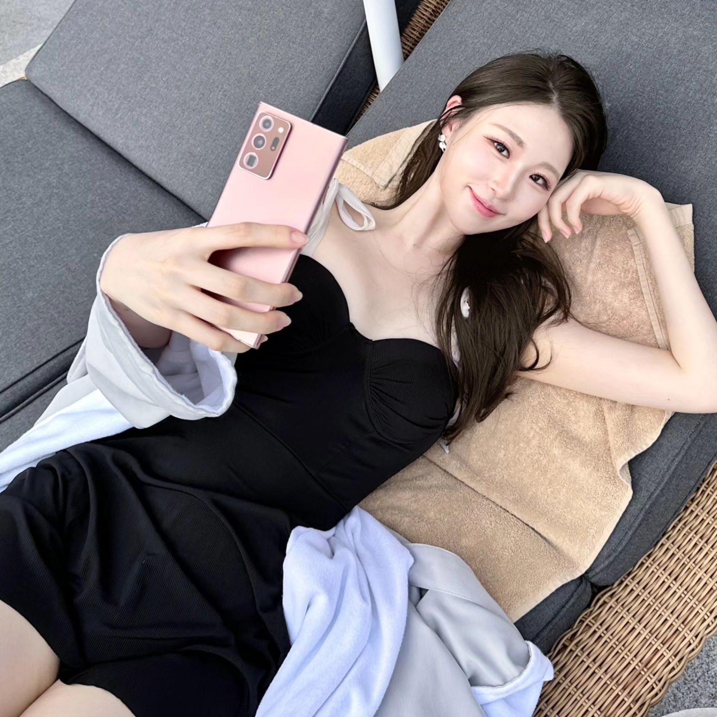 여름 끝자락의 제주🍊
가만히 누워만 있어도 즐거웠던 (물에 들어가니 더 즐거웠던) 수영장. 비 맞으며 누워서 본 밤하늘은 잊지 못할거야✨️