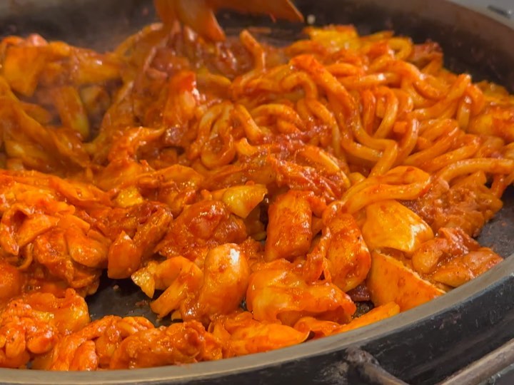 안녕하세요! 
춘천 효자동에 위치한 닭갈비맛집
#산천어춘천닭갈비 다녀왔습니다! ૮ ˙ ﻌ˙ ა

⛧ 닭갈비(250g) - 14,000원
⛧ 우동사리 - 3,000원
⛧ 볶음밥 - 3,000원

춘천더베네치아호텔 옆에 위치해있어서 호텔에 머물 경우 오기 너무 좋을 것 같아요!

처음부터 끝까지 조리를 직원분이 해주시기 때문에 편하게 먹을 수 있어서 정말 좋아요! 

2대째 내려오는 맛집으로 수제양념을 사용해서 다른 곳보다 색이 진하고 맛도 달랐어요!

닭갈비에 우동사리는 필수인거 아시나요!? 우동사리 넣어 먹으면 너무 맛있으니 꼭 드셔보세요!

➼ 강원특별자치도 춘천시 효자로 134-2 2층 
➼ 평일, 토요일  11:30 - 21:30 / 일요일 12:00 - 21:00
➼ 매달 2, 4번째 화요일 정기휴무

#협찬 #춘천맛집 #춘천닭갈비맛집 #춘천닭갈비 #춘천맛집추천 #닭갈비 #춘천효자동닭갈비 #춘천더베네치아 #춘천닭갈비 #춘천맛집투어 #춘천 #맛팔 #먹팔 #먹스타 #먹소통해요 #먹팔맞팔 #먹소통 #먹스타맞팔
