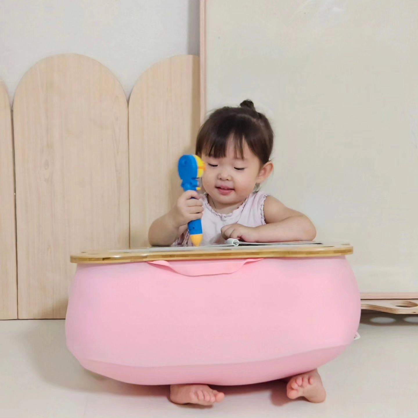 #제품제공

침대에서 태블릿으로 영화볼때, 노트북할때, 독서할때 간단한
간식먹을 때 엄청 편리한 집순이, 집돌이들을 위한 힐링꿀템 힐링베어 쿠션테이블◡̈

유아용 제품에도 사용될 만큼 안전성을 인증받은 Food Grade EPS 소재를 사용해 촉감도 좋고 활용도 또한 어마어마해서 온 가족 모두 사용하기 좋아요!

1000만개의 마이크로 에어볼로 제작된 쿠션과 100% 프리미엄 천연 향균 대나무를 사용해서 아이있는 집에서도 안심하고 사용할수 있어요.

내수성이라 물에 강해 테이블 위에 간단한 음료, 간식 먹기도 좋고
태블릿과 핸드폰을 거치할 수있는 홀더와 탈부착 가능한 실리콘
커버도 있어 흔들림 없이 안전하게 사용 가능해요.
손잡이가 있어 이동도 편리하고 이너쿠션도 다 넣었다 할 수
있어서 쿠션만 따로 사용할수도 있어요!
힐링베어 쿠션테이블 집콕템으로도 좋고 센스있는 집들이 선물로도 추천해요🩷

healingbear.official

#힐링베어 #쿠션테이블 #베드테이블 #침대테이블 #쇼파테이블
#미니테이블 #집들이선물 #아기책상 #아이책상