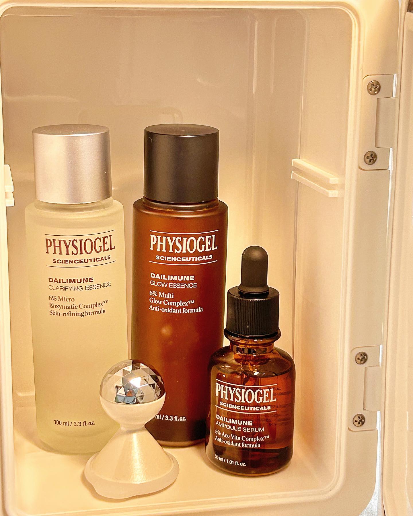 #피지오겔#피지오겔엠버서더2기#안티에이징 #제품제공 physiogel_korea 

요새 환절기라 눈도 피부도 건조해서 넘 아프다🥹 건조하면 주름생기는데..
그와중에 두번째 받은 피지오겔 제품들
이것들 때문에 덕보고 있다..🤍
냉장고에 넣으면 더 좋대서 화장품냉장고에 고고!

🤍데일리뮨 글로우에센스
  데일리뮨 앰플하고 동일한데 좀더 많이 편하게 바를수 있도록 낸 제품 이것도 광이 엄청 나서 건성피부 강추 그냥 퍼스트에센스로 바르거나 갈바닉기기로 흡수하면 더좋았다 피부결 광이 살아버룟..

🤍데일리뮨 앰플쿠션
  앰플이 들어간 촉촉한 쿠션이라 커버는 조금 부족하지만 자연스럽게 피부가 좋아보이게 되는 쿠션.. 결혼식에도 바르구 갔다구..피부 보송촉촉🙈⭐️
 1호 > 거의 티안나는 광쿠션 
  2호 > 커버가 있는, 내피부랑 맞는다면.. 밝지않는 자연스러움, 마무리감은 세미매트

🤍갈바닉기기(출시전)
 > 액체에만 반응하는 신기한 기기! 휴지에 아무리대도 안울림..맨피부에는 수분 있으면 반응한다고한다 내피부..사막이었는데 언제 이렇게 됬나🤍
에센스 흡수율을 높이기위해서 피지오겔에서 고민하고 출시할 예정인 제품 🙏 가볍고 사용하기 편해서 너무 좋다 

🤍데일리뮨 리제너크림(출시전)
 > DMT 크림보다 찐찐.. 크림치즈 크림 엄청 꾸덕해서 열심히 발라야지 흡수가 됨 즉각적인 광채와 피부가 쬰쬰해짐 초초초 건성에 안티에이징 하고싶은사람 강추❣️

피지오겔 엠버서더 오프라인만남도 다녀왔는데
다들 열정가득하고 브랜드소개 제품소개도 너무 유익한시간이오따..🫶
좋은 후기와 제품 후기 사용법 꿀팁도 들을수 있어서 좋았다
피지오겔엠버서더 너무 좋아서 완전 강추🤍🤭
여기 정말 잘챙겨주네 🙈