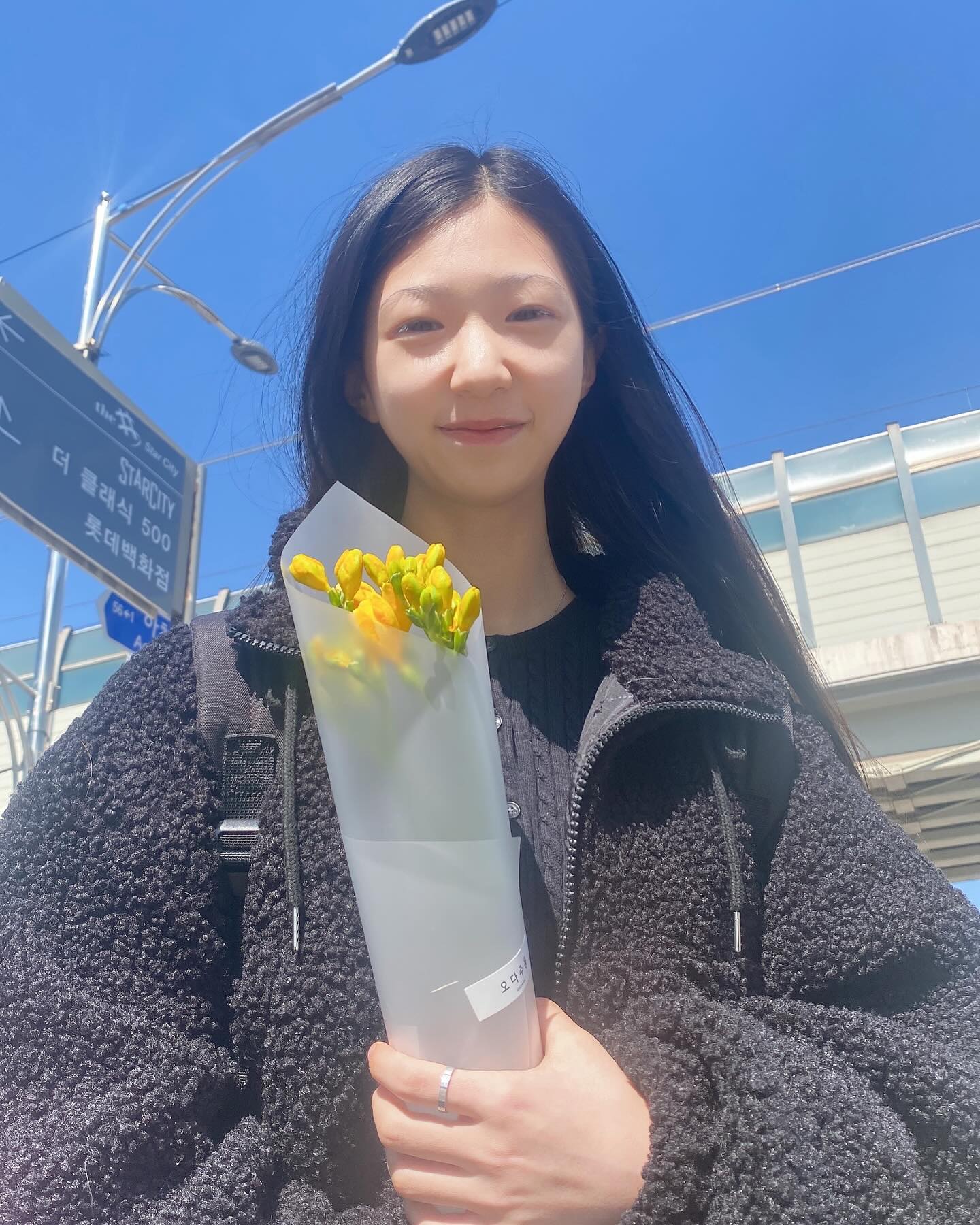 -
-
날이 아직은 차가운 것 같은데
여기저기 보이는 봄꽃들,
-
프리지아만 보면 꼭 사고 싶더라…🌷
뿌뿌가 사랑하는 분께로 슝 🫶🏻🫶🏻
추운데 시리게 맑은 하늘
-
-
#정혜윤 #오랜만에업뎃 #오랜만에서울나들이😆
#프리지아 #넘예뻐❤️ #yoonppoo
