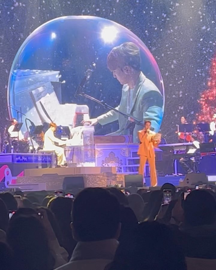 흐 🤭✨
2024. 대 행복 시작 🍀
제가 힐링이 필요한걸 너무 잘 안 친구가 #선물 같이
준 멜로망스 콘서트 서울 막콘 티켓 vip 초대권 🫶🏻

남한테 부탁을 잘 하지도 받지도 않는 친구라
구하는데 꽤나 힘들었음이 눈에 보이는
그래서 더 감동적이였던 🩵

근데 진쨔 나는 민석옵하 노래 듣다 오열각~
제 차 비지엠이 또 기깔난거 타본사람은 아시죠?
사연있는 발라드 좋아하는 사람인데요 ^^
연말 혹은 크리스마스 에 또 가면 또또또 좋을 것 같아요 💝

늘 그랬지만 올해는 더 일도 많이 재밌게하고
취미도 내 시간도 알뜰하게 잘 보낼거에요
문화생활도 여행도 뭐든 시작이 참 좋네요 🎀

.
.
.
#서울콘서트 #콘서트 #올림픽공원 #멜로망스
#멜로망스콘서트 #발라드추천 #김민석라이브 🫧
#홍예슬최고다음콘서트는말야