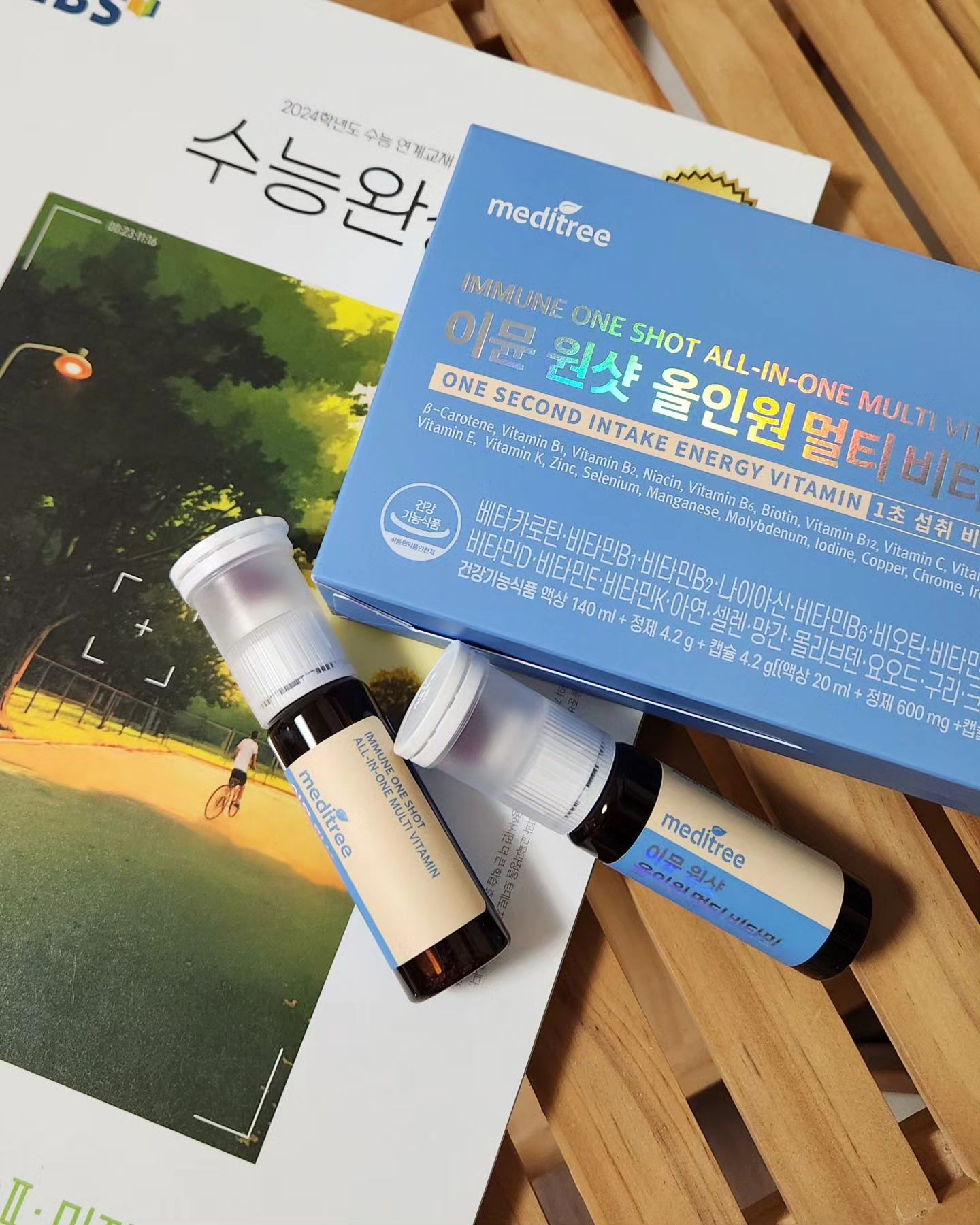 수험생 영양제 
마시는 비타민으로 
간단하게 챙기자◕‿◕

수능이 코앞으로 다가왔어요.

수험생들은 시험 기간 동안 집중력과 체력을 유지하기 위해 올바른 영양소 섭취가 중요한데요. 

오늘은 수험생들에게 도움이 되는 마시는 형태의 비타민을 추천해 드리려고 합니다.

바로~ت
수험생 영양제 메디트리 이뮨 원샷 올인원 멀티비타민입니다.

하루에 1번 1병으로 비타민과 미네랄 19종을 섭취할 수 있는 마시는 비타민이에요. 

수능이 한 달도 안 남은 이 시점부터는 모든 아이들이 그렇듯 체력 싸움이거든요!! 

그래서 충분한 수면과 균형 잡힌 영양소 섭취가 굉장히 중요합니다.

하루 한번 한병으로 채울 수 있는 멀티비타민 추천드려요 ·͜·

#이뮨원샷올인원멀티비타민 #수험생영양제 #마시는비타민 #올인원비타민 #멀티비타민 #블로그협찬받았으나인스타리뷰는내뜻