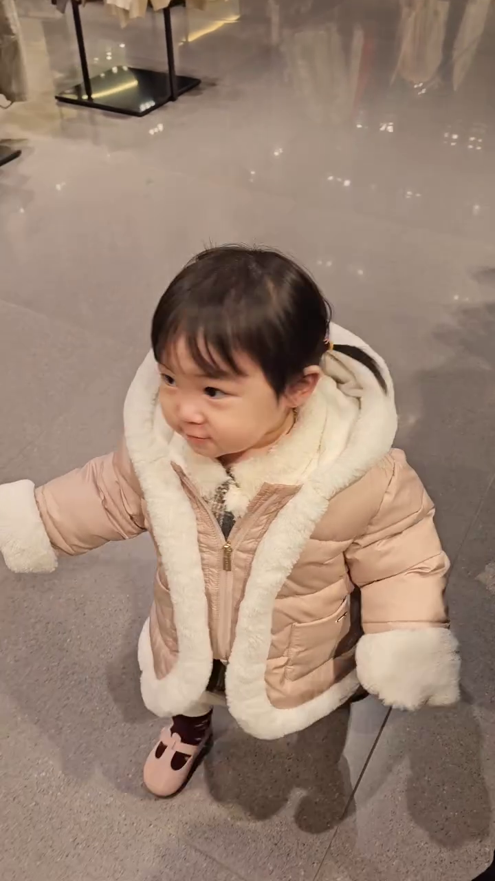 매장에서 나오는 노래소리에
#흥부자
#춤신춤왕
#부끄러움은엄마몫