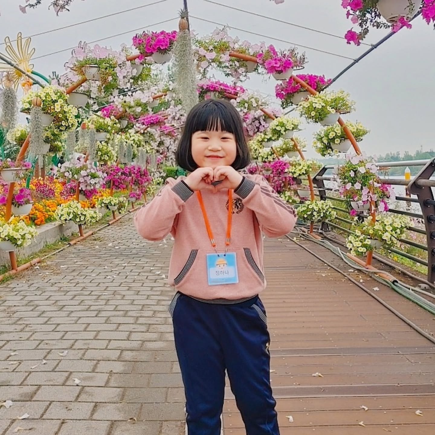 오랜만에 올리는 우리 하나💕 10월은 정말 다사다난했던 것 같아요!🥺 기관지염에, 폐렴에 2주~3주를 고생했다지 뭐에요😫

처음에 기침+쇳소리가 나와서 병원가니 숨소리가 약간 이상한 것 같다고 기관지염 처방받아 약먹는데도 호전이 안되더라구요.😱

그래서 액스레이 찍는 병원 가니까 폐렴이..진행된 것 같다해서 어떤 폐렴 균인지 폐렴균 검사하고 결과 받아보니 다행히 마이코플라즈마는 아니고 헤모필루스 인플루엔자 폐렴이더라구요😢

폐렴 치료중에 장임파선 까지 부었다고 해서 아주 식겁을 했지만, 다행히 약물치료로 잘 호전되서 입원은 하지 않았답니다😂 가정보육 만만세...🫢

참, 다들 잘 지내고 계시죠?🥰
추워진 날씨에 다들 건강 챙기세요🧡🤗

#헤모인플루엔자폐렴 #자나깨나건강이최고
#폐렴조심 #가정보육이야기