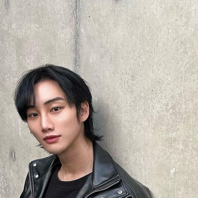 수 on Instagram: "#광고 스탠다드 에러의 하이넥 레더자켓 루즈한 오버핏의 소프트한 터치감으로 편하고 디테일한 포인트들이 매력적인 레더자켓 으로 힙한코디 완성 ✨✨✨ #스탠다드에러 #ST
