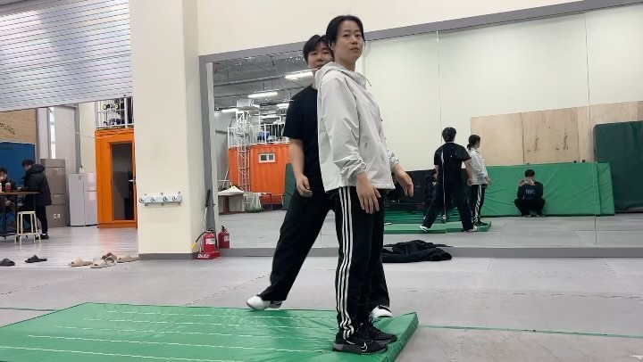 진짜 고생많이 했고 많이 힘든 해였고 나에게 2023은 참 삼재가 아닐까 싶을 정도로 힘들었다 그만큼 즐겁고 행복한 순간들이 있었겠지만 개인적으로 많은 생각을 하고 어떻게든 살아가려고 노력했던 거 같다:) 정말 고생했고 이제 더 빛을 바래서 잘 되었으면 좋겠다 하고싶은 것들을 이루어나갈 수 있길 나랑 같이 해준 모든 사람들에게 감사하기도 하고 미안하기도 했다 나 자신이 나를 잃지말고 더욱더 굳건하게 흔들리지 않고 나아가길 정말 잘 버텨주었던 나에게 고맙다 더욱더 발전하는 사람이 되길