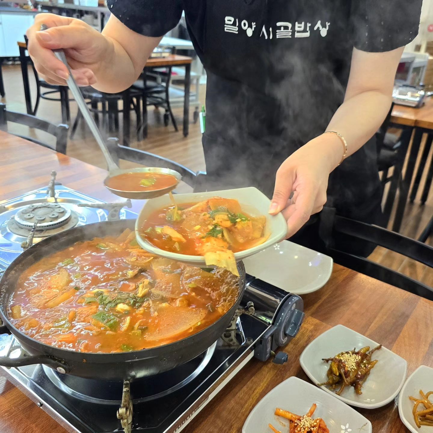 오전부터 술을 부르는 맛과 비주얼

아니 생선 먹기가 이렇게 편했다고?

당일 잡은 생가자미로 만든 찌개라
젓가락 필요없이 숟가락으로만 슥 뜨면 살이 발리는 마법

다먹고 나가는길에 부모님 포장해다 드릴랬더니
6월부터 9월까지는 포장안되는게 아쉬운😭😭

#밀양시골밥상 #생가자미찌개
#태화동맛집 #태화동밥집 #태화강국가정원맛집