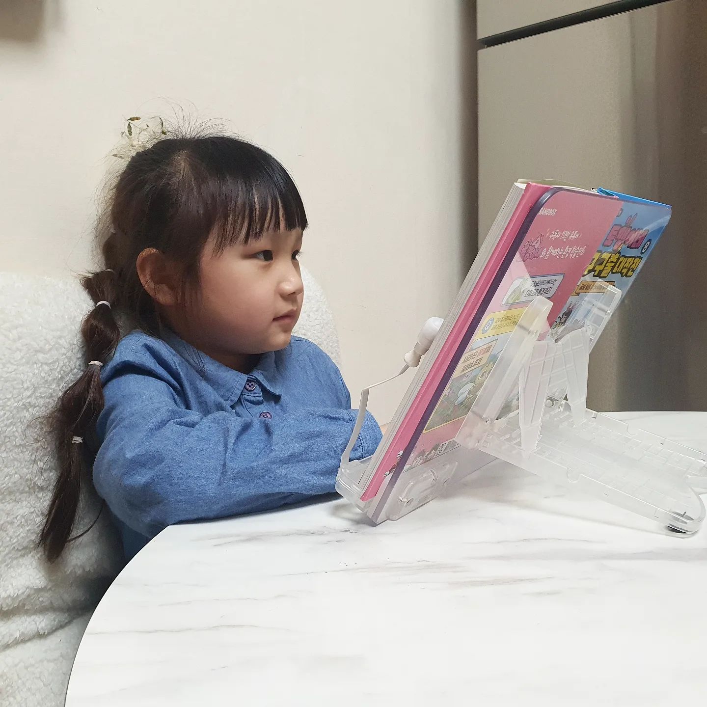 #협찬

우리아이 학습에 필요했던 힐링쉴드 독서대!
태블릿을 볼때도 책을 볼때도 학습할때도
요즘 애정하며 사용하고 있답니다~

얇고 가벼워서 가지고 다니기 편하구요~
가성비가 너무 좋더라구요!
큰책도 거뜬하게 사용할수 있어서 좋아요!

16단계 각도조절이 가능한 아크릴독서대에
펜굴러다니지 않게 펜거치도 가능하지요!
독서클립은 회전으로 편안한 책 넘김이 가능하고 
좌우 이동가능한 독서클립으로 
큰책, 작은책 편하게 사용 가능하답니다~
아이와 함께 저도 잘사용하고 있는 제품!

국내에서 가장 크고 신뢰할 수 있는 
디지털 디바이스 필름&악세사리 전문 회사에서 
만들어지니까 믿고 사용하고 있네요~

초록우산 어린이재단 기부활동도 하고 있는 
좋은 기업이라 만족도가 높았어요!!
ꔛ 힐링서비스 A/S 평생 제공으로 (재구매 할인 50%, 30%) 
ꔛ  http://www.pontree.co.kr/board/board.html?code=crom3692_board9

#독서대 #책받침대 #북스탠드 #초경량독서대 #힐링쉴드독서대 #독서대추천 #휴대용독서대 #도서관독서대 #각도조절독서대 #학생독서대추천 #책받침대 #가성비독서대 #독서대선물 #도서용품 #도서선물 #선물 #학생선물