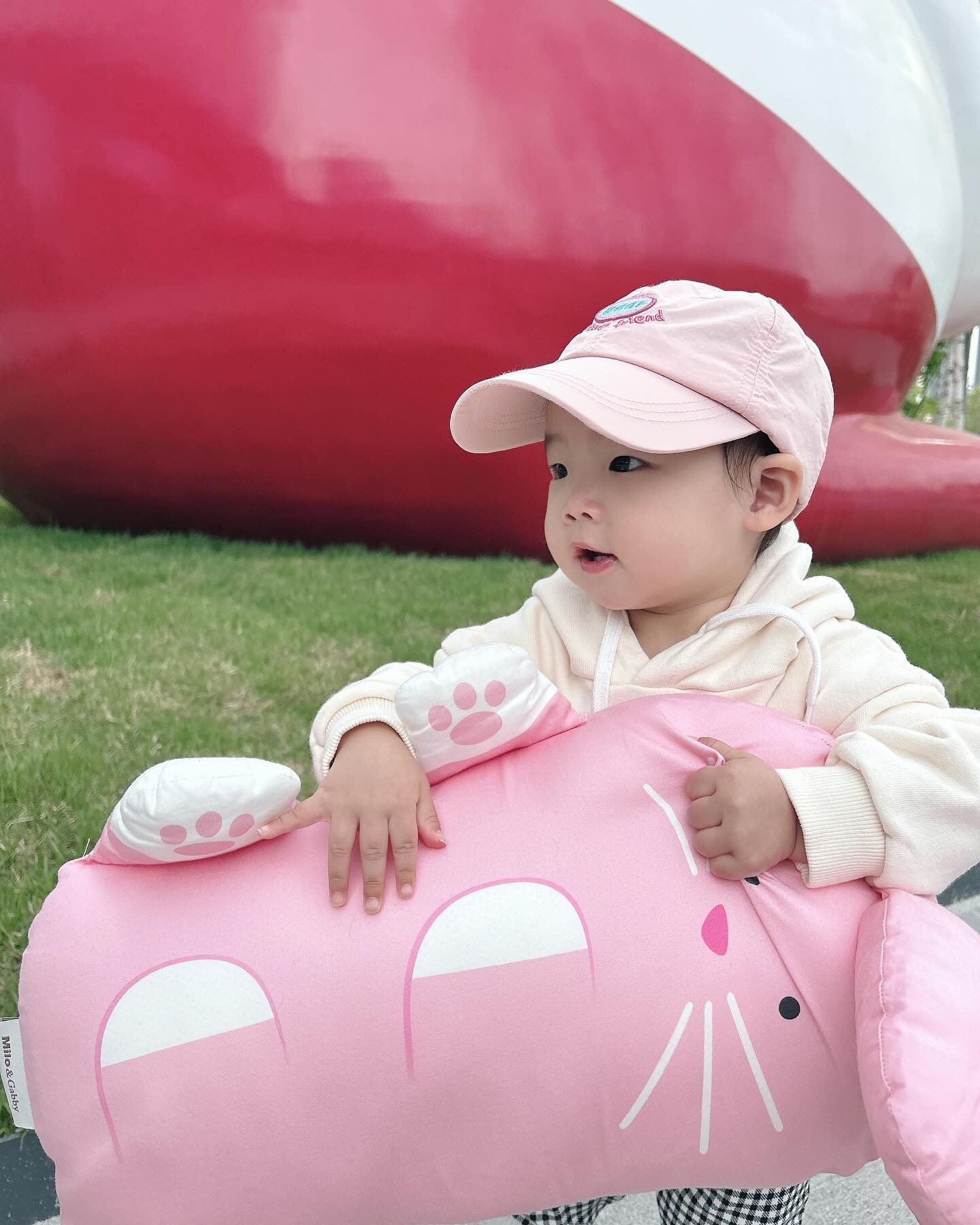 #제품제공 #밀로앤개비 

새봄이의 친구 로라
어딜가나 항상 데리고 다녀요
백화점 놀러갈때 로라와 함께라면
유모차에서 잠도 잘 잔답니다

우리 아이들의 친구
로라와 함께 여기저기 놀러다니면 어떨까요?

새봄이가 토끼띠라 그런지
토끼 로라를 너무 좋아해요❤️

#아기베개 #유아베개 #애착베개 #애착인형 
#분리수면 #어린이베개 #허그베개 #밀로랜드 
#밀로앤개비베개 #아이방꾸미기 #어린이날선물