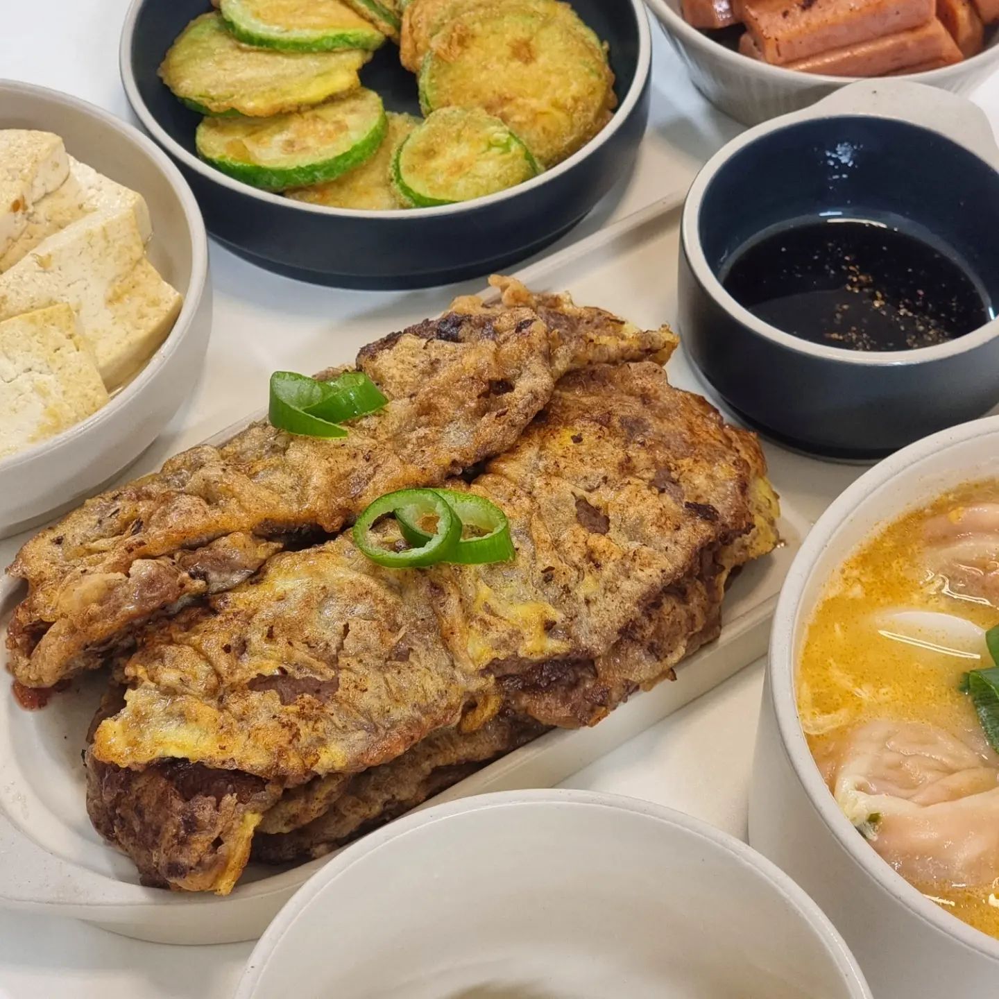 안녕하세요 코리아 산전수전 육전 냉편입니다.

2023년 새해가 밝았습니다.

작년 한해 인스타그램을 운영하면서 재미있고 즐거웠습니다.

마치 작별인사 같지만 전혀 그런것은 아니구요~

인생은 파도와 같고 산전수전 겪다보니 육전이 생각나더군요.

그래서 새해를 맞이하야 육전을 먹었습니다.

맨둣국은 와이프 밥이고 저는 쌀밥을 먹었는데요. 그럴듯해보이길래 마치 혼밥상 처럼 놓고 사진을 찍고는 각자의 길을 걸어갔습니다.

육전만 하면 심심하니 호박전이랑 두부부침도 했구요.

까놓았던 깡통햄까지 짬을 때려 소소한밥상을 한번 만들어보았습니다.

인님들 작년에 모두들 고생하셨습니다. 올해는 모두들 잘풀리시고 원하는 바 모두 이루시길 기원합니다.

저는 물러나볼게요. 그럼 이만.

#새해밥상 #새해 #새해복 #새해복많이받으세요 #신정 #만두국 #떡국 #새해음식 #새해요리 #주말요리 #주말밥상 #부부요리 #부부밥상 #일상 #휴일 #요리스타그램 #좋아요 #좋아요반사 #소통해요 #소통 #호박전 #육전