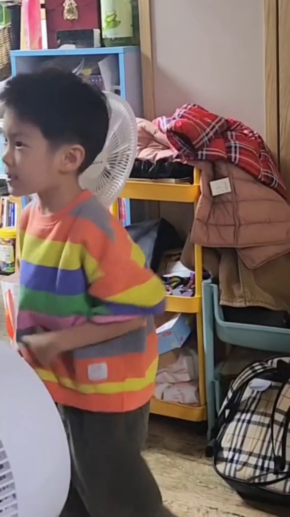 내가 심심할때는...지금이야 소리질러줘~~~

학교댄스연습은 누나가 하는데 
신나는건 동생~

유치원도 다녀오고, 
태권도장에서 놀다왔는데
또 에너지가 남아요~

노래나오면 멈출수없는 
꼬맹이댄서~
초딩들어가면 댄스방과후를 
해야겠다요우!!!

요우!!!!

#댄스둥이#흥부자#에너자이저#아이돌필#소리질러줘
