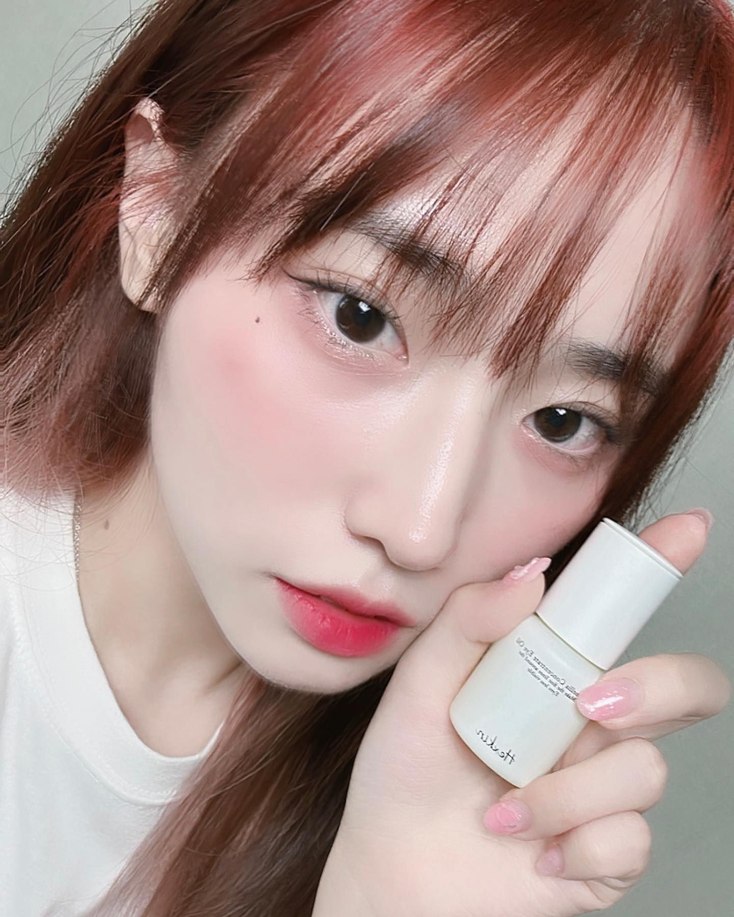 ✨ 피부 깊숙하게 활력충전 아이오일 ✨

🤍 헤스킨 까멜리아 컨센트레이트 아이오일이란? 
- 동백나무씨오일, 호호바오일, 아보카도오일 등 총 7가지 식물성 오일로 제작되어 더욱 빠른 흡수와 산뜻한 발림성을 자랑하는 아이오일 ! 특히 ✨ 눈가 보습 및 주름 개선 ✨ 에 효과가 좋아요

🤍 왜 헤스킨일까?
- 콘드 프레스드 추출법으로 화학적 용매제나 고온의 열 없이 자연 본연의 유효 성분을 그대로 추출하는 ✨ 저온압착공법 ✨ 을 사용하여 효과가 좋기 때문에 피부과에서도 사용하는 제품 !

🤍 전문가 의견
- 실제 닥터B 전문가 평가 플랫폼의 전문가 의견을 인용하자면, 꾸준히 사용한 결과 눈가의 잔주름이 줄고 촉촉하게 윤기가 생기는 느낌을 받았으며 데일리로 사용하기 편리하다는 의견이 있었습니다 :)

🤍 사용 방법
- 아이오일 1-2 방울을 눈가 잔주름, 다크서클 부위 등에 부드럽게 펴 바른 후, 눈 주위 마사지를 통해 흡수시켜 줍니다 :) 
🍯TIP : 검지로 이마 끝부분에서 눈썹 끝, 이마 끝부분에서 눈썹 끝 쪽으로 가볍게 마사지 하면 더욱 좋아요 🥺✨

🤍 실사용 후기
- 약 3주간 실제 사용해 본 결과, 꾸준한 아이 오일 보습과 마사지를 통해 피부결 정돈이 깔끔하게 된 것 같아요 🤣 산뜻한 제형이라 여름에도 부담없이 사용이 가능했고, 특히 화장 전에 사용하면 들뜸 없이 화장 가능 !! 살짝 아쉬운 점은, 용기가 조금 불편해서 용기 개선만 된다면 정착할만큼 너무 만족 🫡

#협찬 #아이오일 #피부과제품 #눈가주름 #다크서클 #헤스킨 #순수오일 #보습 #호호바씨오일 #홈케어 #닥터비 #닥터B #닥터b