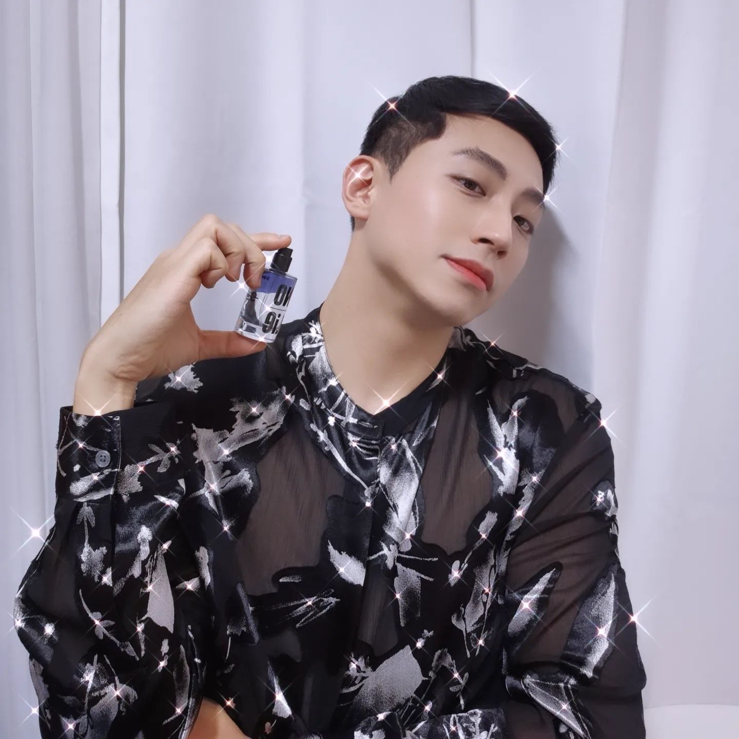 #협찬 모델들이 런웨이 오르기 전 뿌린다고 해서 '모델향수'로 유명한 <노우라이>의 배러 댄 퍼퓸 바디스프레이가 이번에 25g 컴팩트 사이즈로 출시됐어요✌️

제가 고른 MAURS향은 은은한 앰버향에 약간의 우디함이 느껴지는 포근하면서도 달달한 잔향이 매력적인 향수인데요, 고급 정장매장에서 날 것 같은 느낌의 향? 과하지 않은 차분한 향인데다 은은한 살냄새랑 잘 조화를 이룰것 같은 향이라서 남성여성 할거없이 다 좋아하실듯!

오일&워터베이스에 안에 무슨 펄(?)같은것도 들어있어서 몸에 펴바르면 은은하게 광택이 나서 꼭 손목이 아니더라도 돋보이고 싶은 부위에 바르면 좋아요. 공병 자체로도 이쁘고 작은 가방에도 쏙 들어가는 사이즈라 요즘 맨날 가지고 다니면서 데일리 향수로 매일 뿌리고 있어요😁

유니크한 나만의 향 찾고계시는 분들, 과하지 않은 데일리 향수 찾고계시는 분들에게 노우라이 배러 댄 퍼퓸 바디스프레이 추천드릴게요!

#노우라이 #nolie #NOLIE #BeGlossy #모델향수 #바디스프릿 #바디글로우퍼퓸 #향수 #향수추천 #모흐 #그랑에스트