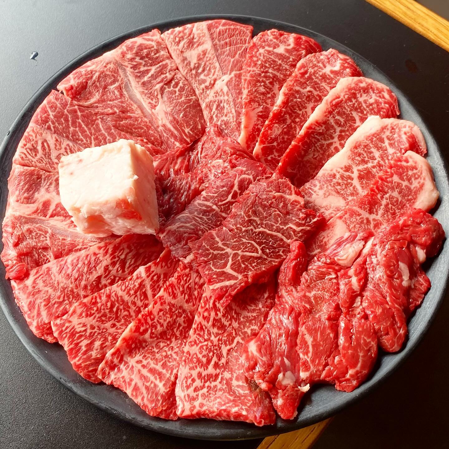 #여의도맛집 #해봉정육 🐮

특수부위 400g 89,000원💕
🌟진갈비살, 치마살, 제비추리, 부채살, 업진살
✔️다양한 부위를 한번에 즐길 수 있어 강력 추천‼️

생등심 400g 79,000원🥩
✔️기름이 많아 다소 느끼할 수 있음⭕️

육회 100g 15,000원
후식 냉면(비빔) 10,000원

탁 트인 넓은 창문으로 전망이 좋은🌇
총 200석에 단독룸 20개로 대규모 식당‼️
테이블 간의 간격이 넓어 프라이빗한 식사 가능⭕️
회식, 가족 모임, 데이트 코스, 기념일 추천💕

판매되는 고기는 그람 당 단가로 계산🧡
정육 공간에서 직접 원하는 부위 선택 가능‼️

’미경산 한우‘만을 취급하여 도축과 가공 등을
모두 직접 처리해 비용을 절감하여 
저렴한 가격으로 한우를 즐길 수 있습니다🫶

직원분들이 직접 고기를 구워주는 식당으로
편안한 분위기에서 식사 가능합니다💛

주소: 서울 영등포구 의사당대로 83 3층
영업시간: 
평일 11:00-22:00
14:00-17:00 브레이크 타임❤️‍🔥
21:00 라스트오더

주말 11:00-22:00
20:00 라스트오더

건물 내 주차 가능⭕️
네이버 예약 가능✔️