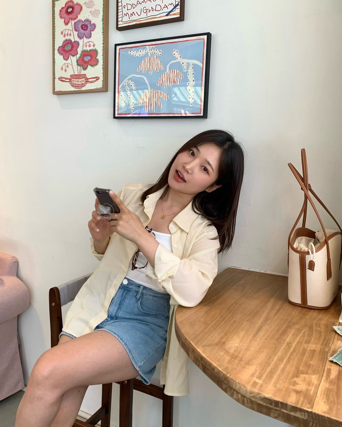 더운데 에어컨 바람은 싫은... 바람 막이용 긴팔 필수...🥶

#안산카페 #중앙동카페 #고잔동카페 #여름코디 #여름셔츠