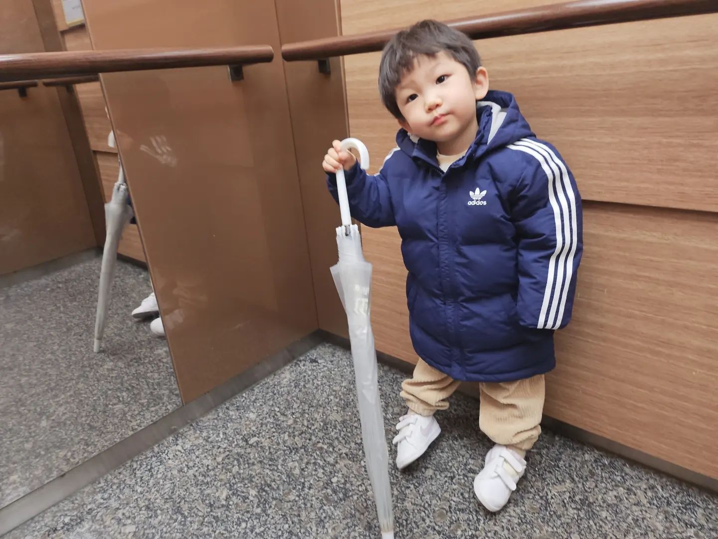 오늘은 비가 오니깐 지난주 금요일에 찍었던 영상 올려봅니당‎ˇܫˇ 정말 오랜만에 제가 등하원 시켰는데 하필 그날 비가 왔죠? 비 올 때는 항상 차로 등하원 해줬는데, 조금이나마 같이 시간 보내고 싶어서 걸어갔어요. 그랬더니 굳이 본인이 우산을 들고 가야 한다며 우리 집 제일 가볍고 작은 우산을 골라들고 나갔는데 너무 귀여워서 영상을 안 남길 수가 없더라고요😍😍😍
.
.
하원 때도 혹시나 비가 올까 봐 비 오면 같이 쓰고 오려고 장우산 들고나갔는데, 비가 안 오니깐 자기가 들어야한대요ㅋㅋㅋㅋ 들진 못하고 집에까지 질질 끌고 왔습니다ㅋㅋ 똥고집아들 때문에 지나가던 할머님이 왜 애한테 무거운 우산을 들게 하냐고 한소리 들었지만....🥲 (제가 시킨 게 아니에요 할머니 흑흑) 나름 즐겁고 귀여운 데이트였네용ෆ 이런 데이트 자주 하려면 이제 슬슬 장화도 사줘야 하나..
.
.
#첫째 #740일아기👶🏻 #24갤베베ෆ 
#비오는날☔️ #등하원모습 #귀여움그잡채💛