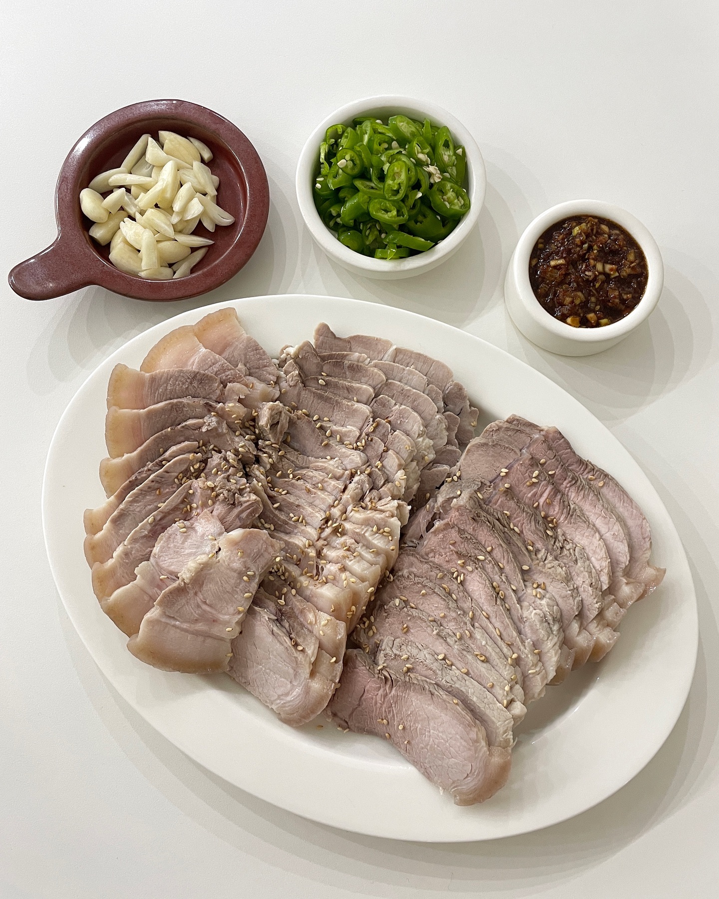 여름이 되니 점점 입맛이 없어지는듯 해요 (?)
입맛없을때 가장 땡기는 술안주 냉수육 🥓

무엇보다 조리과정이 넘 간단해서 최애메뉴,,,🫶🏻
다 필요없고, 고기에 소스만 만들어도 밥 뚝딱입니됴
먹다보니 소주2병 순삭했어요🫣

📍냉제육 (냉수육)
재료: 앞다리살,대파
소스: 간장3t, 다진마늘1t, 참기름1t, 고춧가루1t,
 설탕1t, 식초1t, 깨 조금

1. 끓는물에 소금넣고, 고기넣고 10분간 끓여주세요.
2. 10분이 지나면 뚜껑닫고 1시간동안 기다리세요.
(냄비안 잔열로 천천히 익어요)
3. 물기를 닦고 랩으로 잘 말아서 냉장고에 넣어주세요.
4. 4시간이상 냉장고에 놔두었다가 최대한얇게
썰어주세요.
5. 대파 흰부분을 다져서 소스를 넣고 만들어주면 완성-

#냉제육 #냉수육 #최애안주 #술안주추천