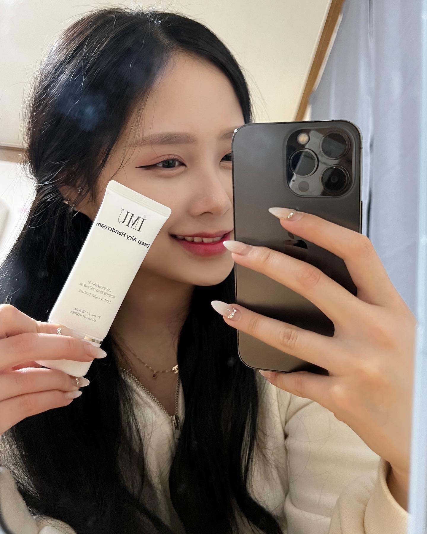 #협찬 

[ IMU 딥 콜라겐 젤리 마스크팩 • 핸드크림 ]

- 고농축 에센스가 함유된 콜라겐 젤리팩으로 피부에 촉촉한 윤광 부여✨
- 유효성분을 그대로 흡수 시키며 강력한 안티에이징 효과 선사❤️
- 저분자 콜라겐과 저분자 히알루론산으로 촉촉한 피부 유지 가능
- 시트 마스크팩과 달리 붙이고 잠들어도 상관없는 마스크팩으로 추천🫧
- 사용 즉시 촉촉해지는 피부🎀

✔️ 같이 받은 핸드크림은 향도 너무 좋고 촉촉해서 보습 효과도 최고❤️ 
8종 히알루론산이 함유되어 있어서 촉촉하게 유지 가능✨

#마스크팩 #마스크팩추천 #콜라겐젤리팩 #콜라겐마스크팩 #콜라겐마스크팩추천 #imukorea #핸드크림추천