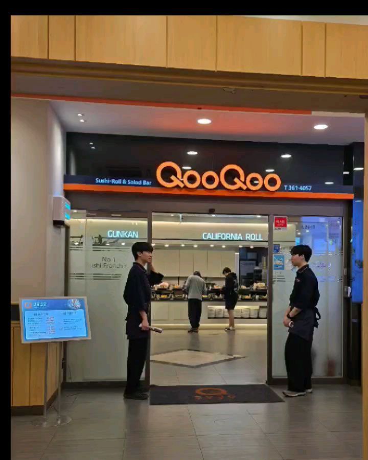 🍣 쿠우쿠우 부평점에서 리철이네 초대해주셔서 다녀왔어요 ❤️

초밥과 롤만 있던 예전 쿠우쿠우는 잊어라

바베큐와 누들요리는 기본
신선한 육회와 게장 야채 샐러드 과일까지
없는게 없는곳

📍 쿠우쿠우 부평점

🎈 위치 : 인천 부평구 부흥로 264 동아웰빙타운 9층
🎈 번호 : 032-361-4057
🎈 영업시간 : 매일 11:00 - 22:00
🎈 주차 : 1시간30분 무료

💸 가격

평일점심 : 23,900원
평일저녁 : 28,900원
주말 & 공휴일 : 30,900원
초등학생(평일) : 15,900원
초등학생(주말) : 16,900원
미취학아동 : 8,000원

✅️ 단체가능
✅️ 놀이방있음
✅️ 동선좋음
✅️ 메뉴 종류 다양함
✅️ 즉석요리코너 있음
✅️ 재료가 신선함
✅️ 직원이 주기적으로 셀프바 관리함

💡 놀이방 전체 보이는 좌석 있음
💡 로봇서빙으로 아이들이 좋아함
💡 직접 만들어먹는 와플기계있음
💡 과일종류 다양함
💡 초장&간장 위치가 따로 있어서 붐비지 않음
💡 간장게장이 기가막히게 맛있음

간장게장 꼭 드세요
두번드세요

쿠우쿠우는 역시 초밥 부페라 수많은 초밥과 롤 종류가 있는데요,
감태초밥 꼭 드세요....

놀이방있는 식당 쿠우쿠우 부평점으로 오세요 ❤️

#쿠우쿠우인천부평점 #인천부평데이트 #인천부평초밥 #인천부평스시 #인천부평일식 #부평초밥맛집 #부평스시맛집 #부평일식 #부평무한리필 #부평무한리필맛집