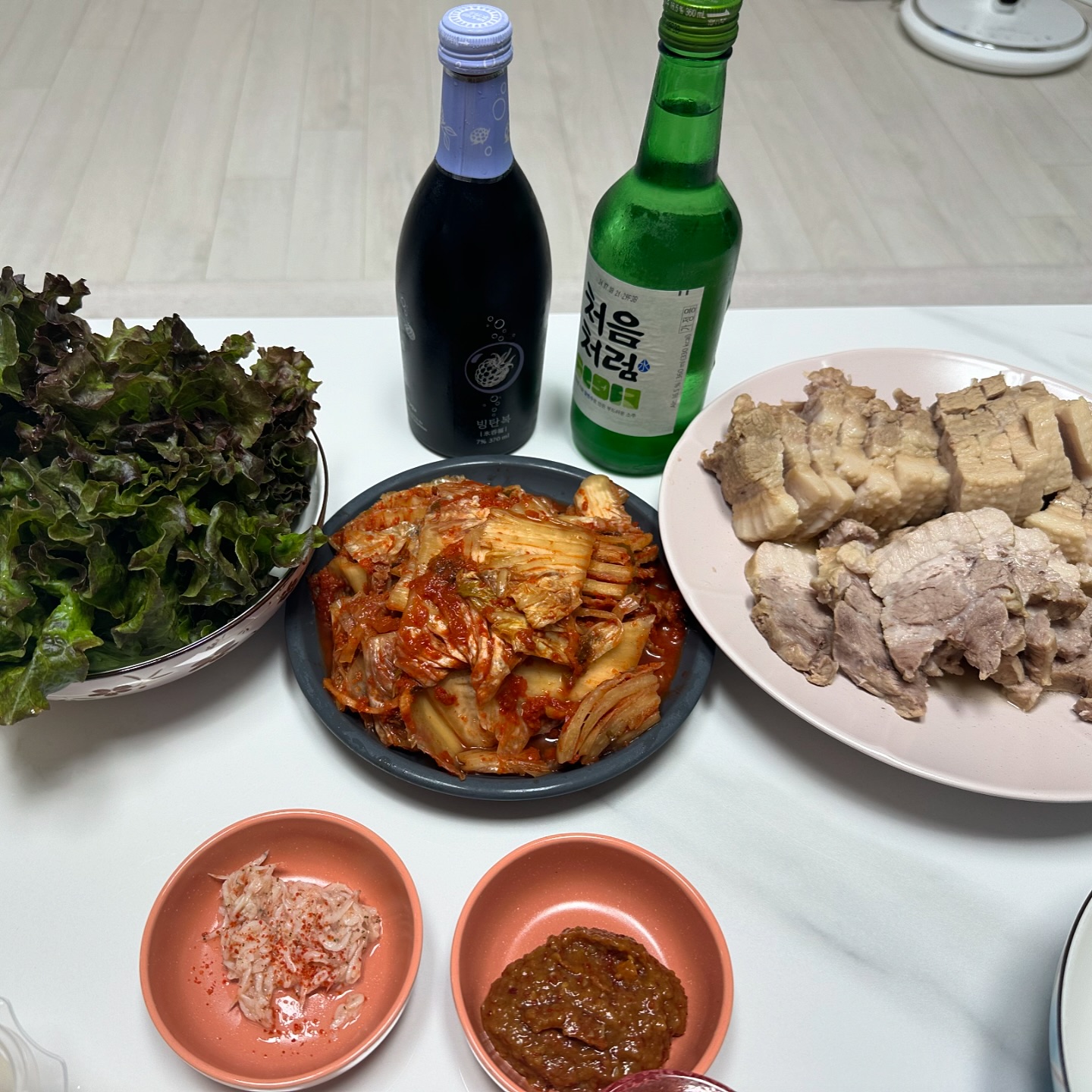 보쌈에 빙탄복 💜 요거 맛도리네 💜
브라질 치즈빵도 만들고, 땅콩도 까서 굽고

많은걸 해따 🔥