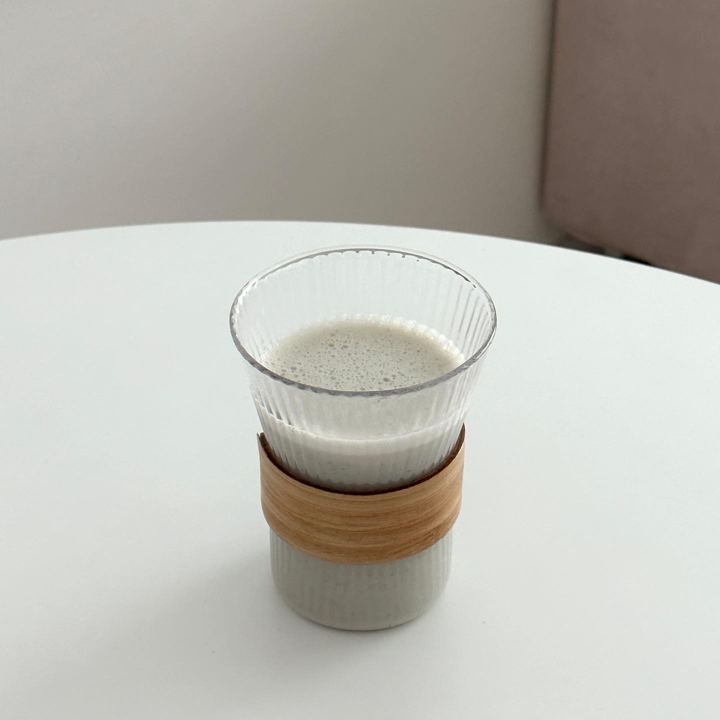 직접 만든 두유, 이게 되네😮😮

두유 제조기 드디어 사용해봤어요! 요거요거 진짜 신기하더라고요
불리지 않은 생콩 그대로 넣고 물 넣고 버튼만 누르면 끝! 25분 후에 이렇게 두유가 만들어져요 신기신기

백태랑 서리태 섞어서 넣어줬더니 이렇게 예쁜 색이 나왔어요 저는 건강하게 먹으려고 소금간만 해서 먹었는데 고소하고 넘나 맛있더라구요 왜 엄마가 극찬을 하며 바로 사주셨는지 이해가 됐다는! 마미 덕분에 앞으로 좀 더 건강하게 살 수 있을 거 같아요😊

두유 외에도 죽이나 스프, 주스 같은 것도 가능해서 앞으로도 자주 쓸 거 같아요 하나씩 만들어보고 후기 더 남겨볼게요:)