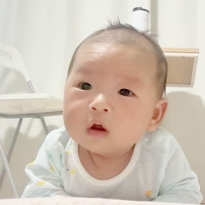 77일차 잉띠, 오랜만에 리뷰 아닌 일상 사진과 쓰다보니 길어진 글 📝

1-4) 뉴본, 50일은 건너뛰었지만 왠지 100일 사진은 기념하고 싶어 새벽 수유 하면서 찾아봤다. 세군데 추려서 오빠랑 상의 후 바로 예약했는데 터미타임 3분 이상 + 모자 쓰기 연습이 필요해서 시도해보는 중. 잉띠 머리가 무거운데 제법 잘한다. 하고나면 좀 힘들어할 때도 있는데 그래도 잉띠 화이팅😣

5) 모유수유는 쉽지않다. 너무 피곤해서 수유 하다 잠든 내 모습. 꼭 해내야지, 라는 목표는 없었고 ‘그냥‘ 시작하게 됐는데 이렇게 힘들줄 알았다면 진작 분유로 시작했을 것 같다. 수유 클리닉도 받고 어찌됐든 완모 중인데 밤잠 자는 애기들 보면 분유 먹이고 싶다가도 잉띠랑 합이 맞아 순항 중이니까 쭉 해볼 예정!

6) 자는 모습이 귀여운 잉띠. 꼭 다 큰 애처럼 자는 것 같아 신기해서 찍어뒀다. 지금이 힘들지만 다신 오지 않을 소중한 시간이라 새삼스럽게 느껴진다. 그럴 땐 오빠한테 “잉띠가 나중에 ‘아 엄마 내 방에서 나가라고~’ 하면 서운할 것 같아.” 라고 얘기한다. 오빠는 한 술 더 떠서 “ ‘엄마가 이차방정식에 대해 알아?!‘ 라고 할 수도..” 라고 한다ㅋㅋㅋ 하.. 벌써 서운하네? 싶으면서 예전에 내가 엄마한테 그랬으니 미안해진다😭 

7) 내 재채기 소리에 놀란 잉띠. 살살했는데 졸리기 전이라 그런가 울었다. 그와중에 사진찍는 나란 엄마.

8) 동생이 준 덧신은 나의 최애 양말이 되었다. 발차기 하다보면 벗겨져있는데 그 모습도 귀엽다.

9-10) 오빠 쉬는 날, 급 외출 이틀 연속으로 했다. 밥만 먹여놓으면 잘 있는 걸 보니 순하긴 순한듯. 외출하면서 더 챙기면 좋을 것들을 알아가고 있다. 조만간 여행도 가보자 🫶🏻
.
.
.
#아기일상기록 🩵