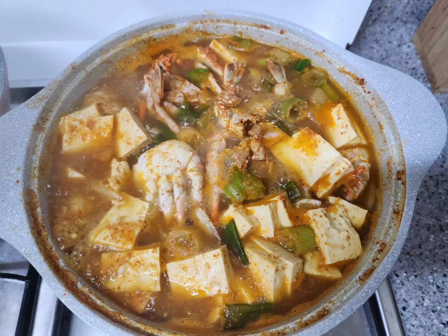 .
어릴 적 엄마가 해주던 꽃게탕이 
생각나 무작정 꽃게를 사서 도전!
맛없으면 어쩌나~ 걱정했는데,
어머낫! 이게 웬일?
걱정과 달리 성공적이었어요✌️.
시원한 국물 덕에 밥 두그릇 뚝딱!
넘 맛난 한끼였습니당
조만간 또 한번 만들어야 겠어요
😉
.
#스스로뿌듯해함
#가을은꽃게철 
#꽃게탕 #집밥 #밥도둑 
#요리스타그램
#옥이동이 #옥동부부 #부부스타그램
#달달한럽스타그램을가장한
#얼굴다팔려서이혼은안돼프로젝트
#더얼굴팔리게 
. 
#선팔하면맞팔가요
#소통환영 #팔로우반사 #맞팔선팔환영
#しんこんふうふ #新婚夫婦